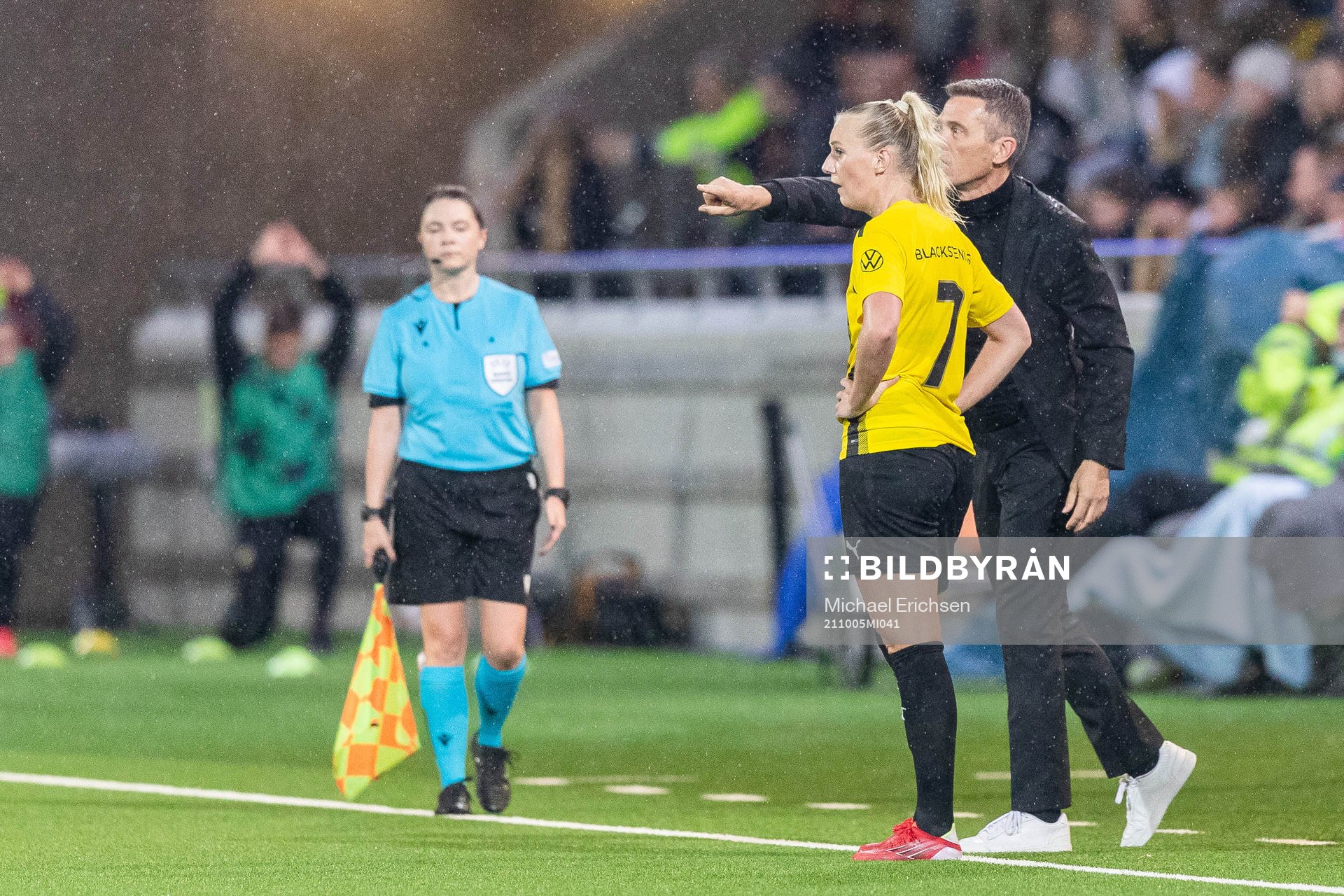 Stina Blackstenius talks to Mats Gren, head coach of Häcken