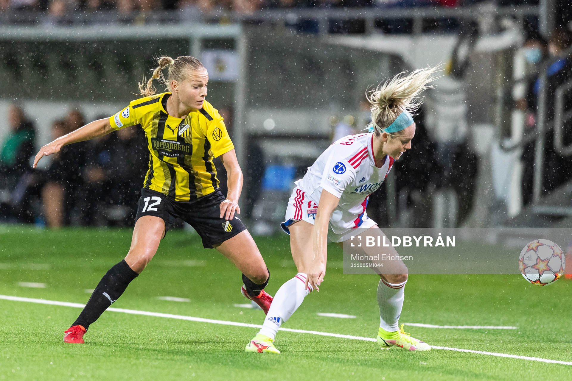 Stine Larsen of Häcken and Ellie Carpenter of Lyon