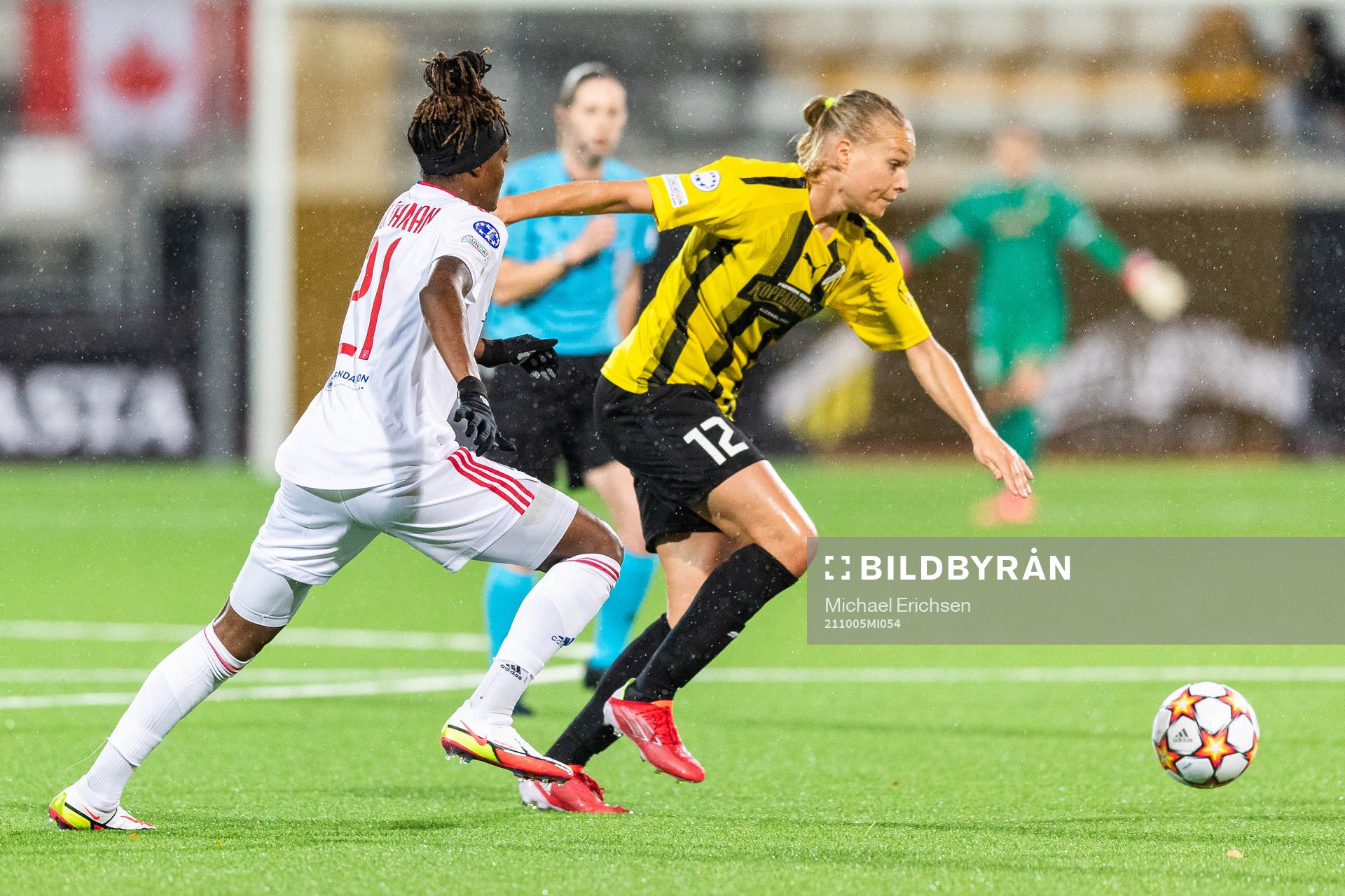 Kadeisha Buchanan of Lyon and Stine Larsen of Häcken