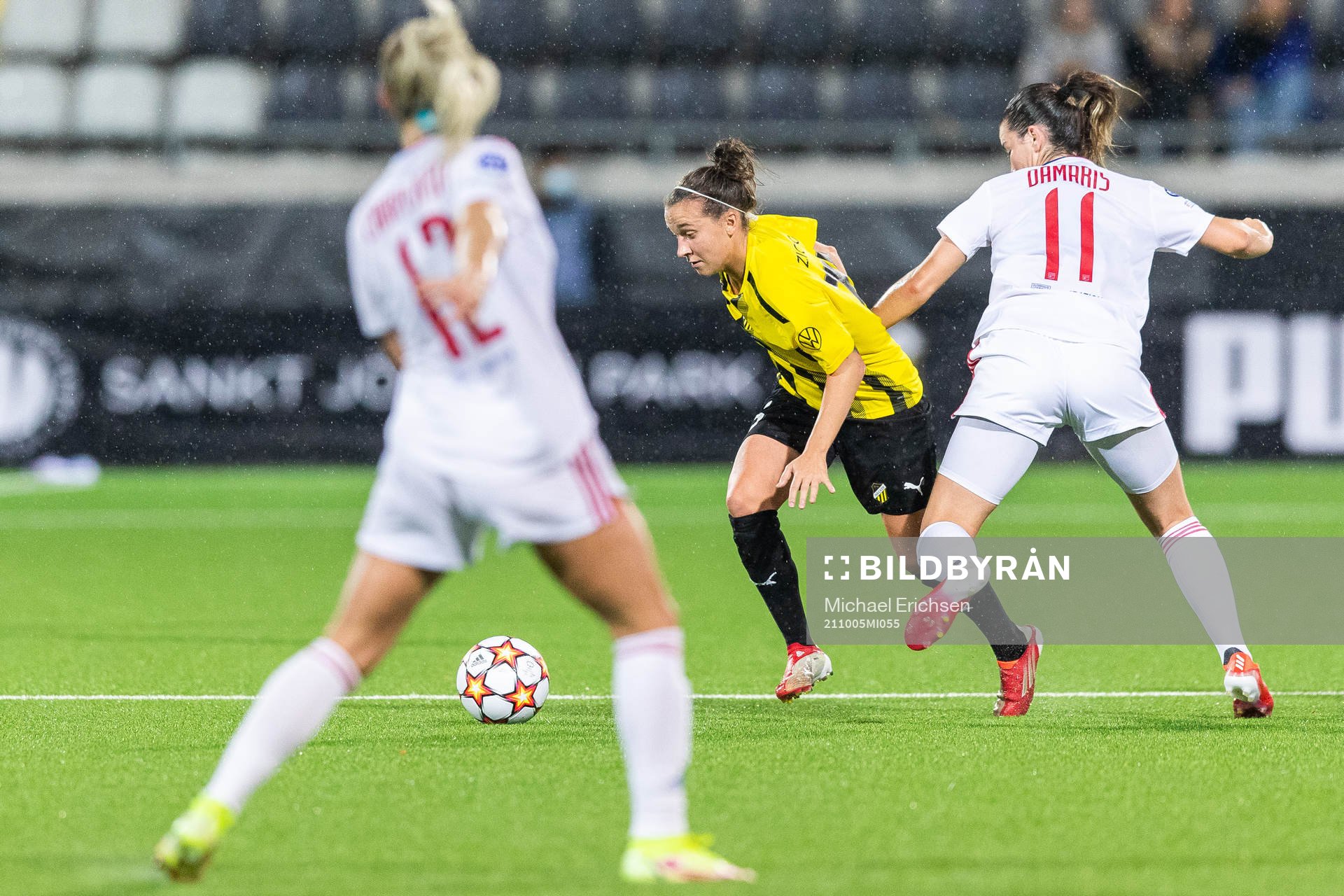 Julia Zigiotti Olme of Häcken and Damaris Egurrola of Lyon