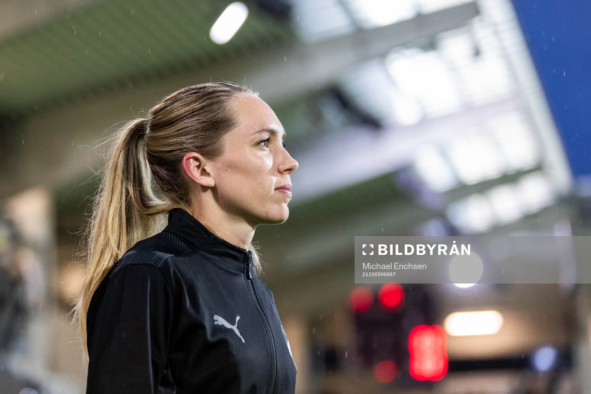 Elin Rubensson of Häcken enters the pitch