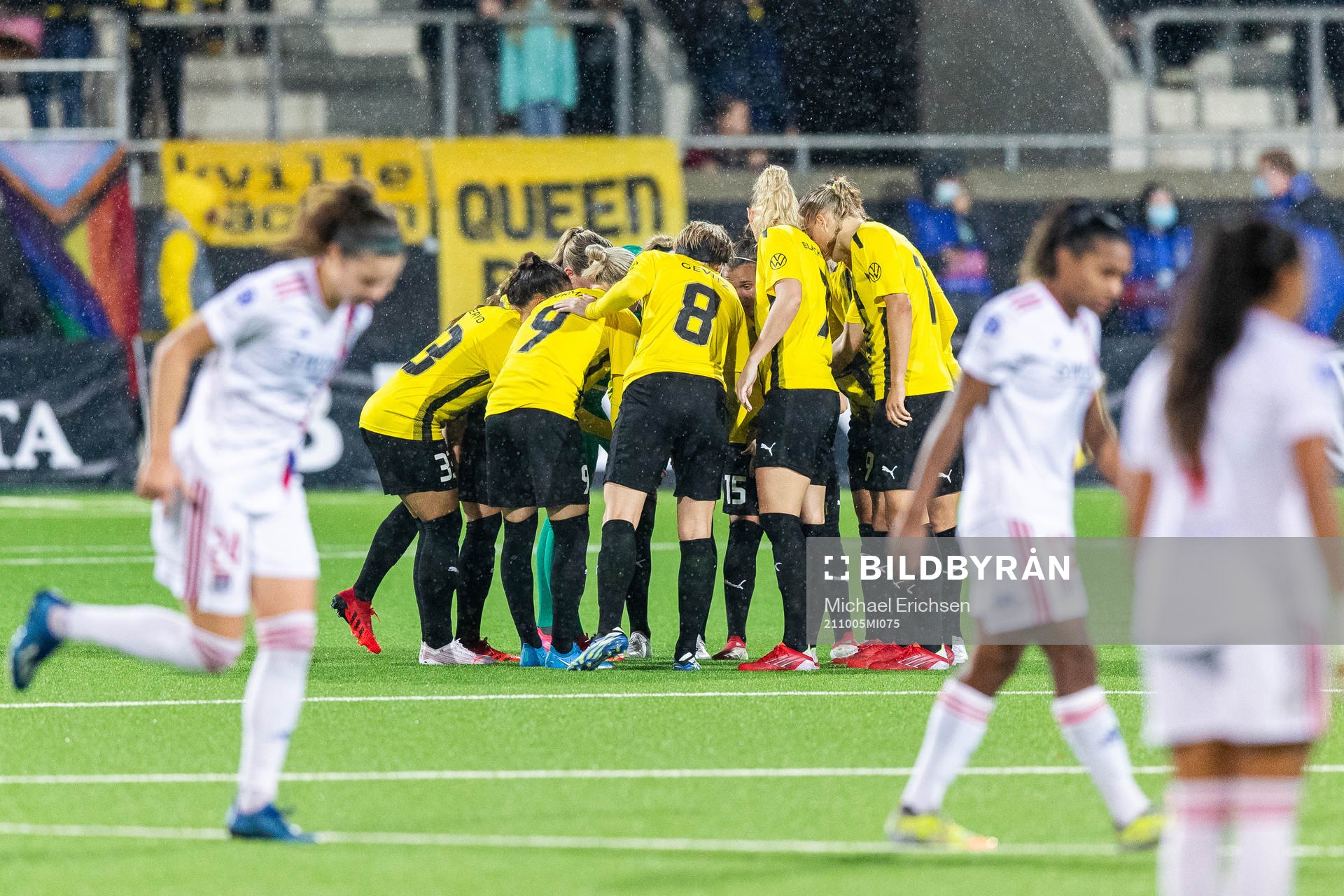 Players of Häcken gather