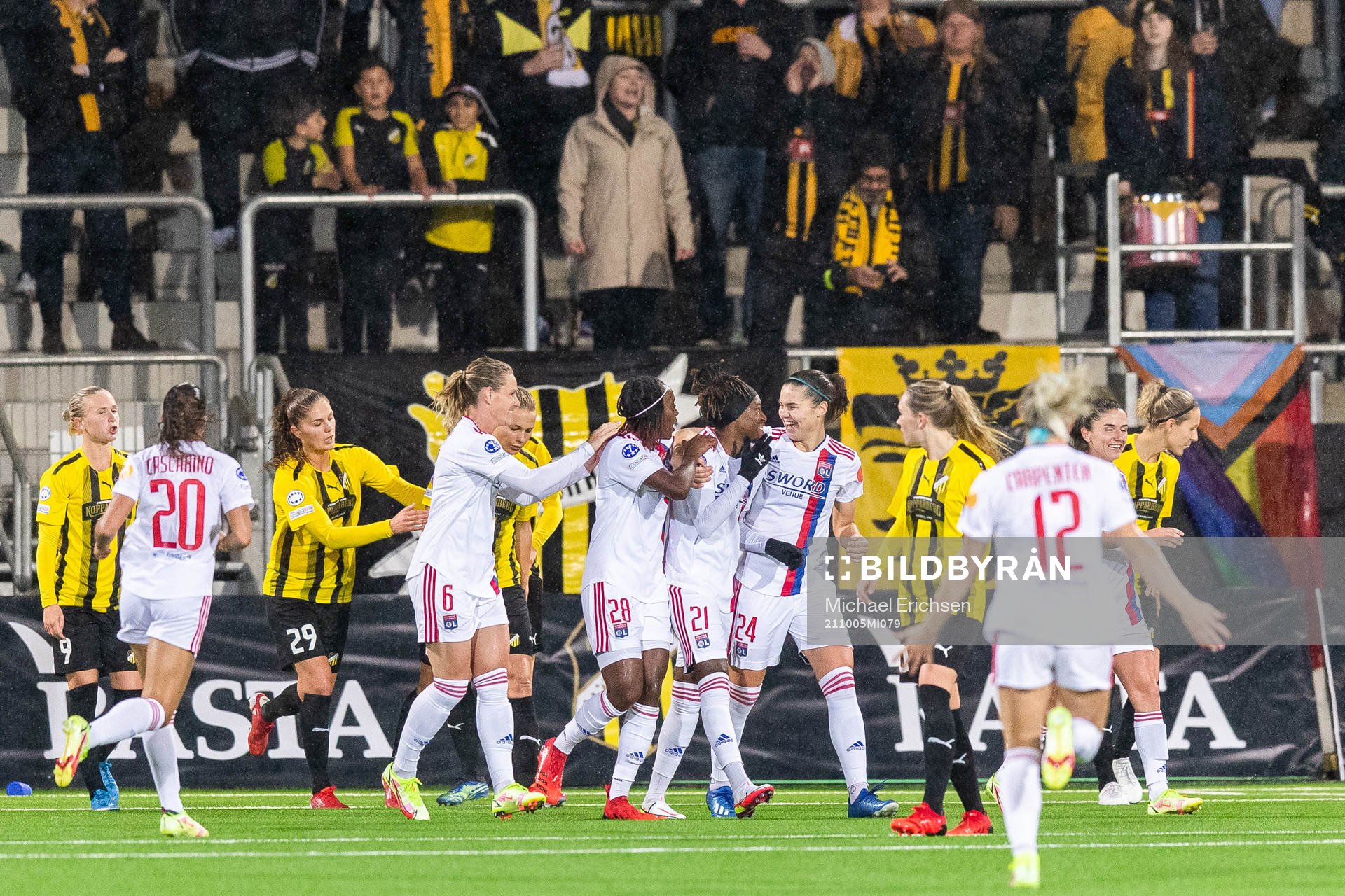 Kadeisha Buchanan of Lyon celebrates with team mates