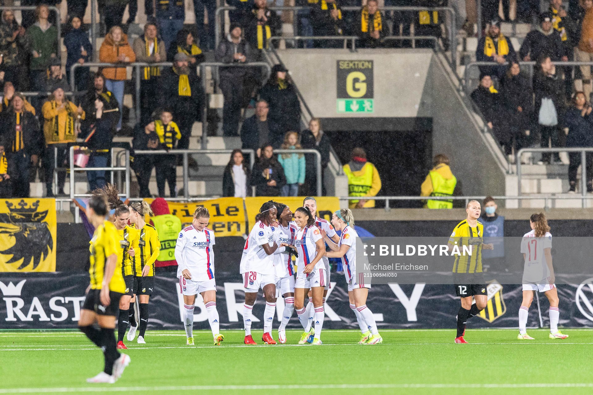 Kadeisha Buchanan of Lyon celebrates with team mates