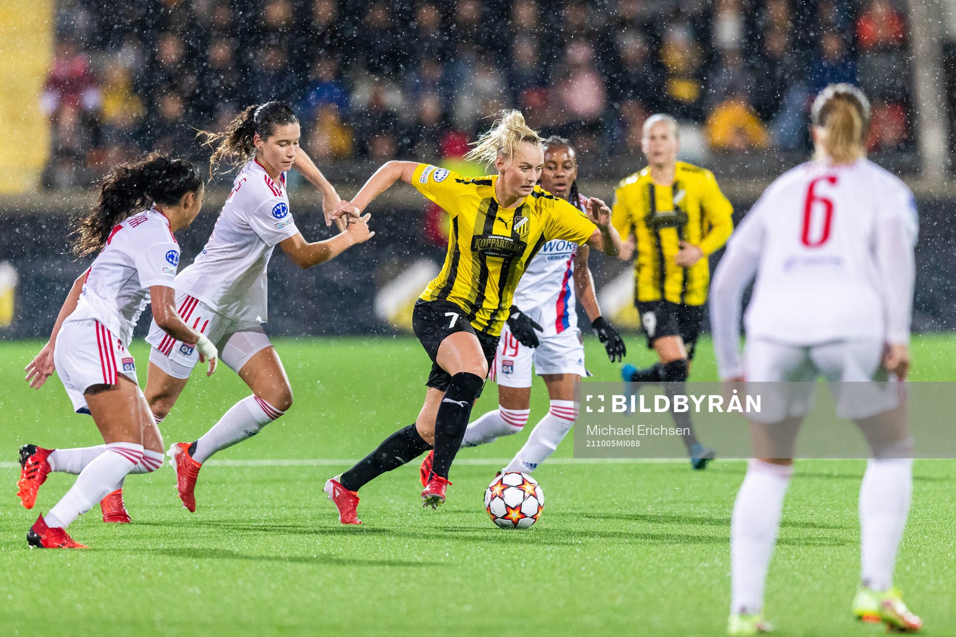 Damaris Egurrola of Lyon and Stina Blackstenius of Häcken