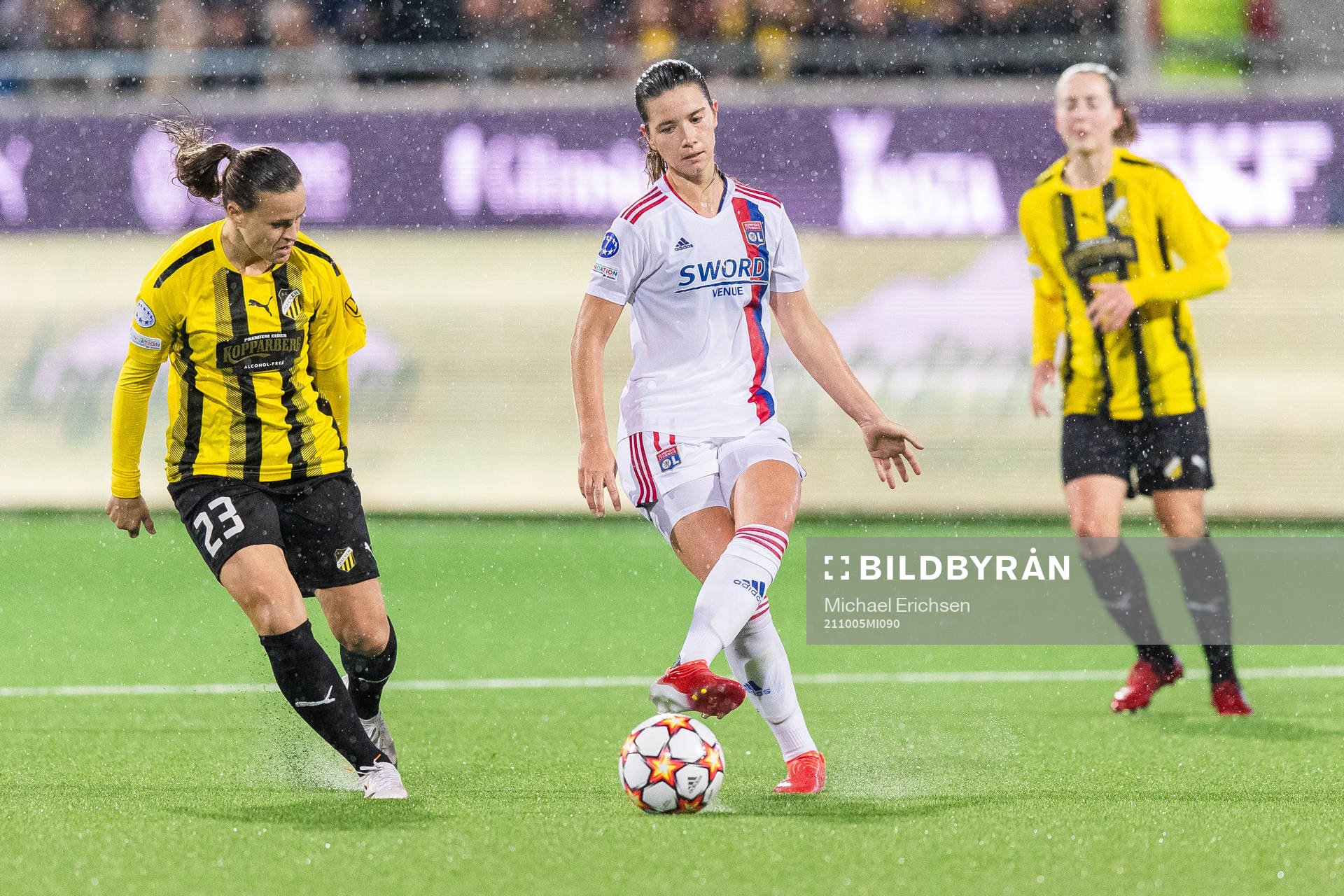 Milica Mijatovic of Häcken and Damaris Egurrola of Lyon