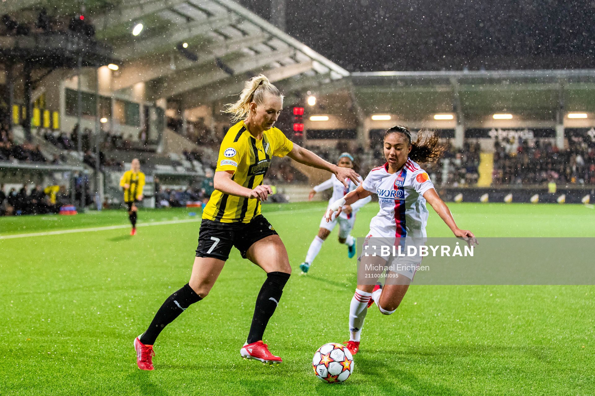 Stina Blackstenius of Häcken and Perle Morroni of Lyon