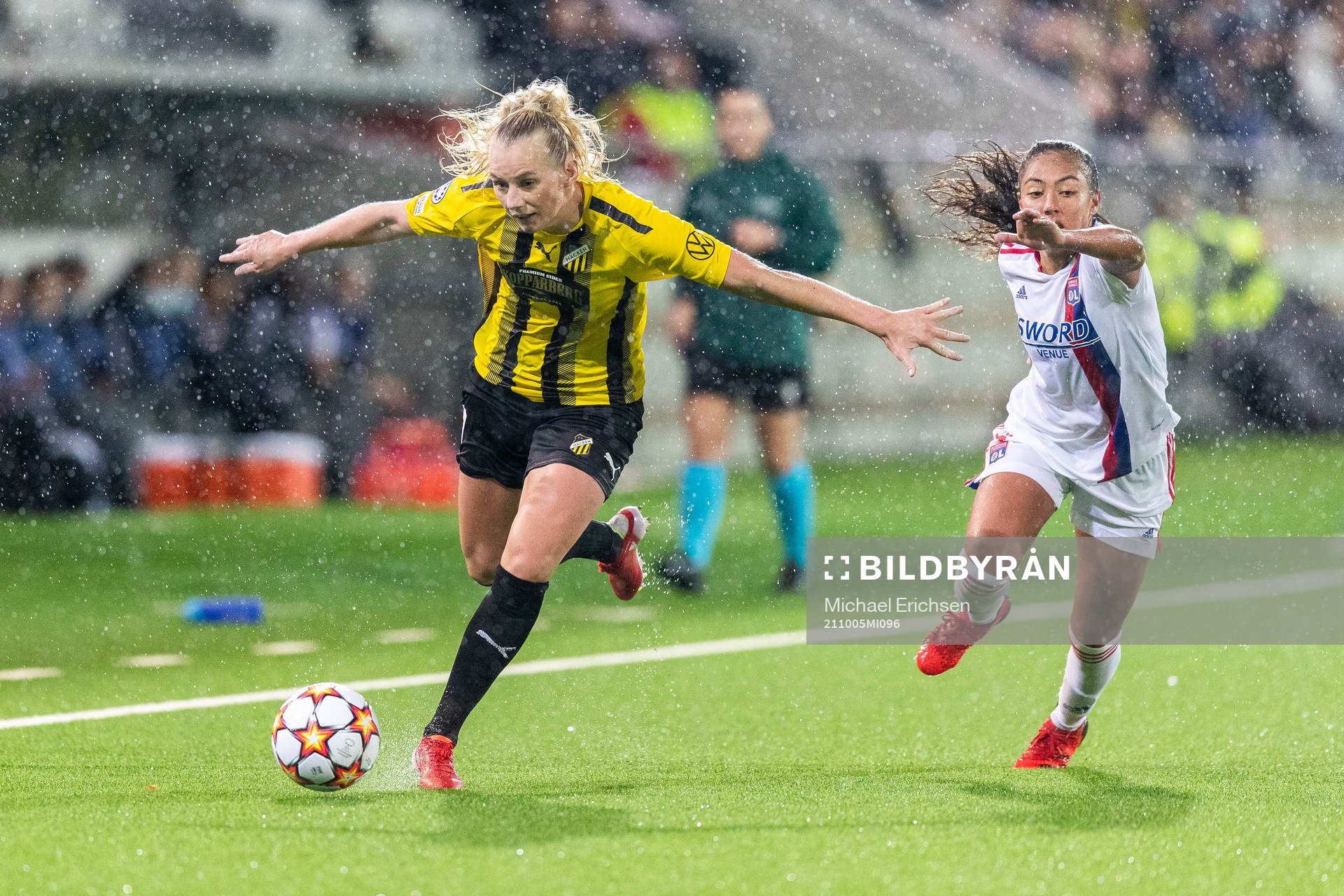 Stina Blackstenius of Häcken and Perle Morroni of Lyon
