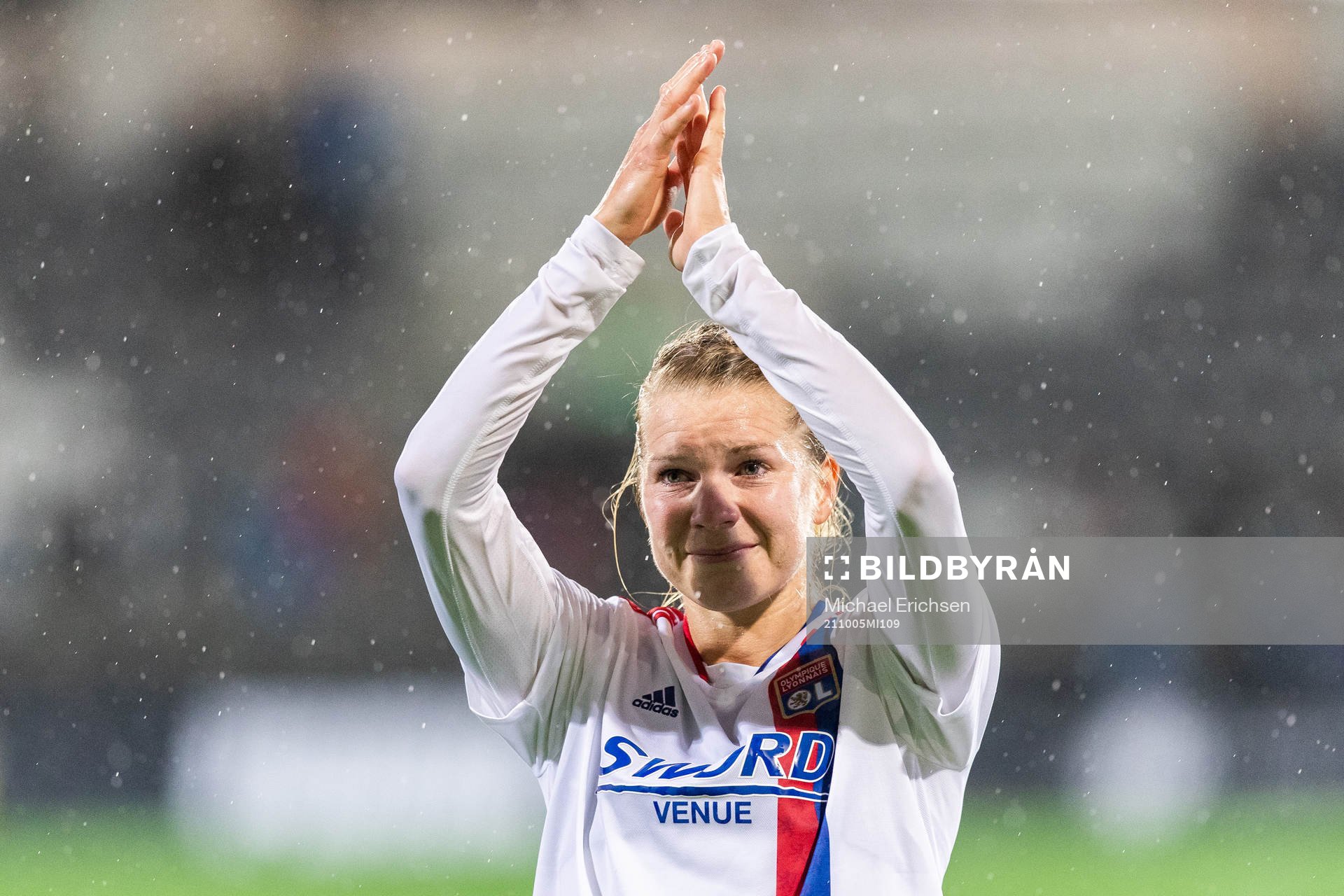 Ada Hegerberg of Lyon recognizes the fans
