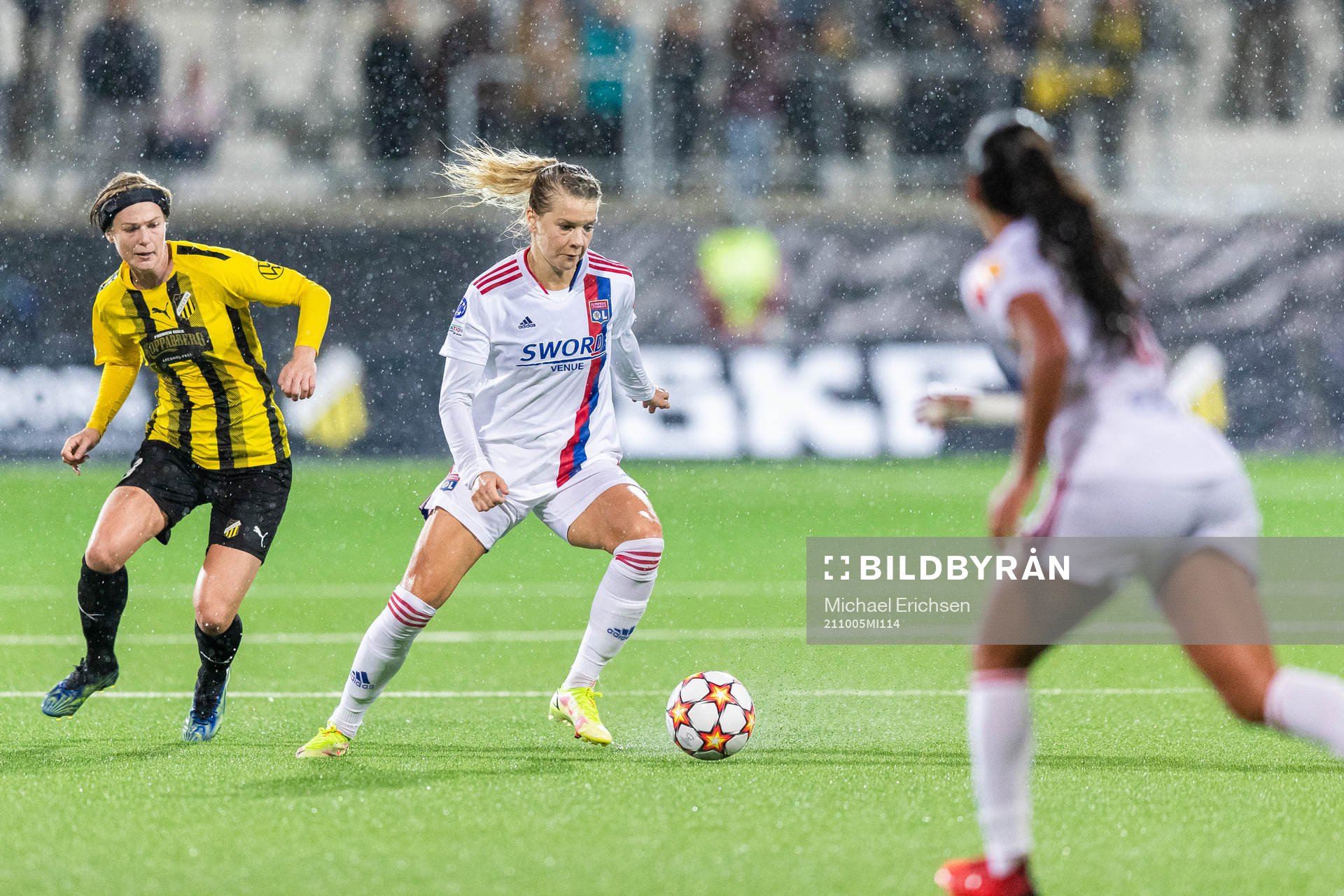 Luna Nörgaard Gevitz of Häcken and Ada Hegerberg of Lyon