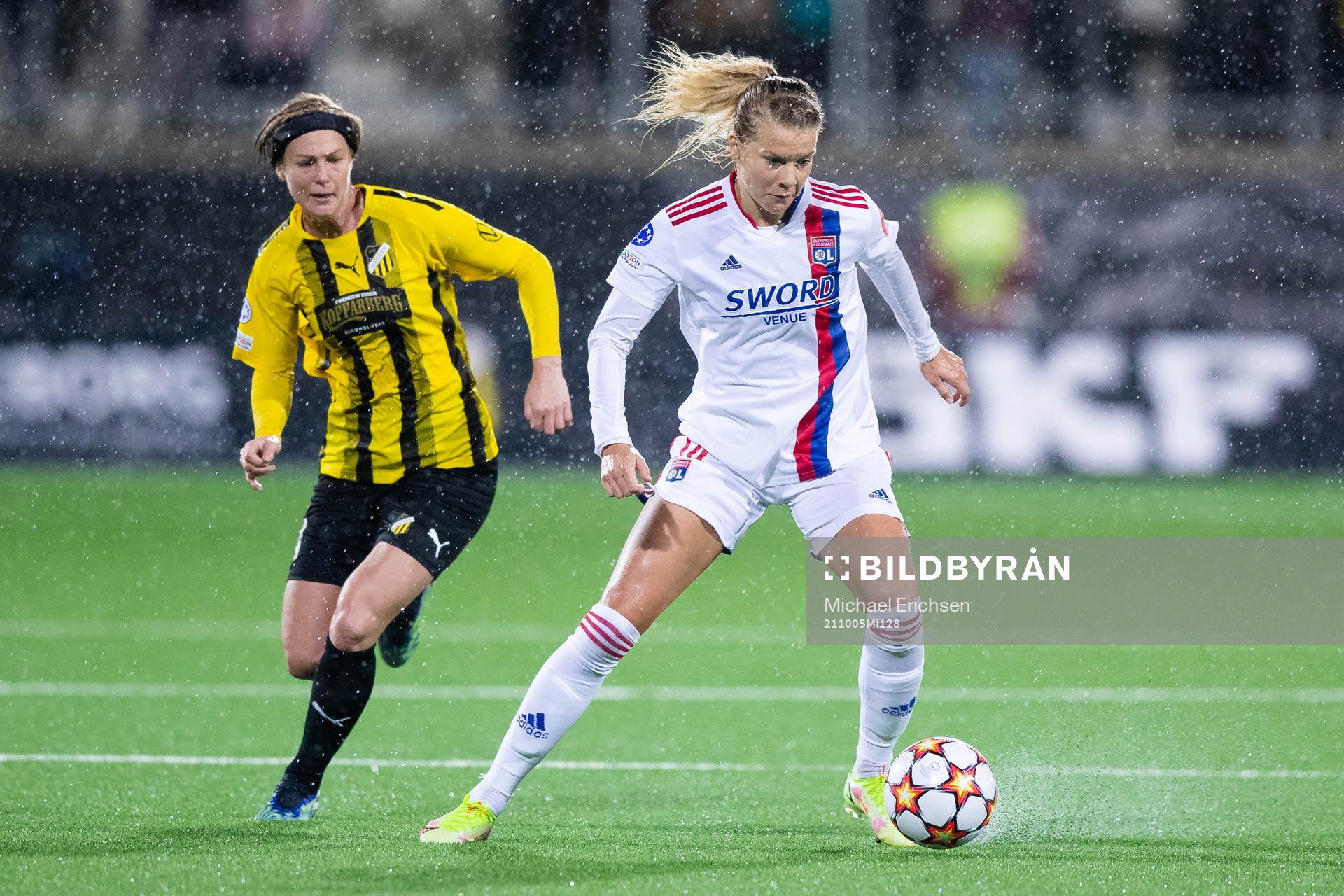 Luna Nörgaard Gevitz of Häcken and Ada Hegerberg of Lyon