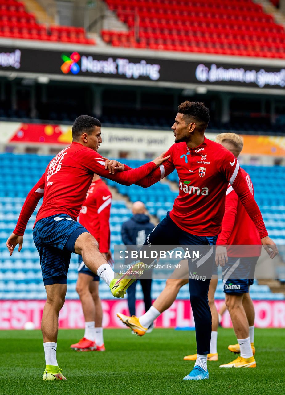 Mohamed Elyounoussi and Ohi Omoijuanfo of the Norwegian