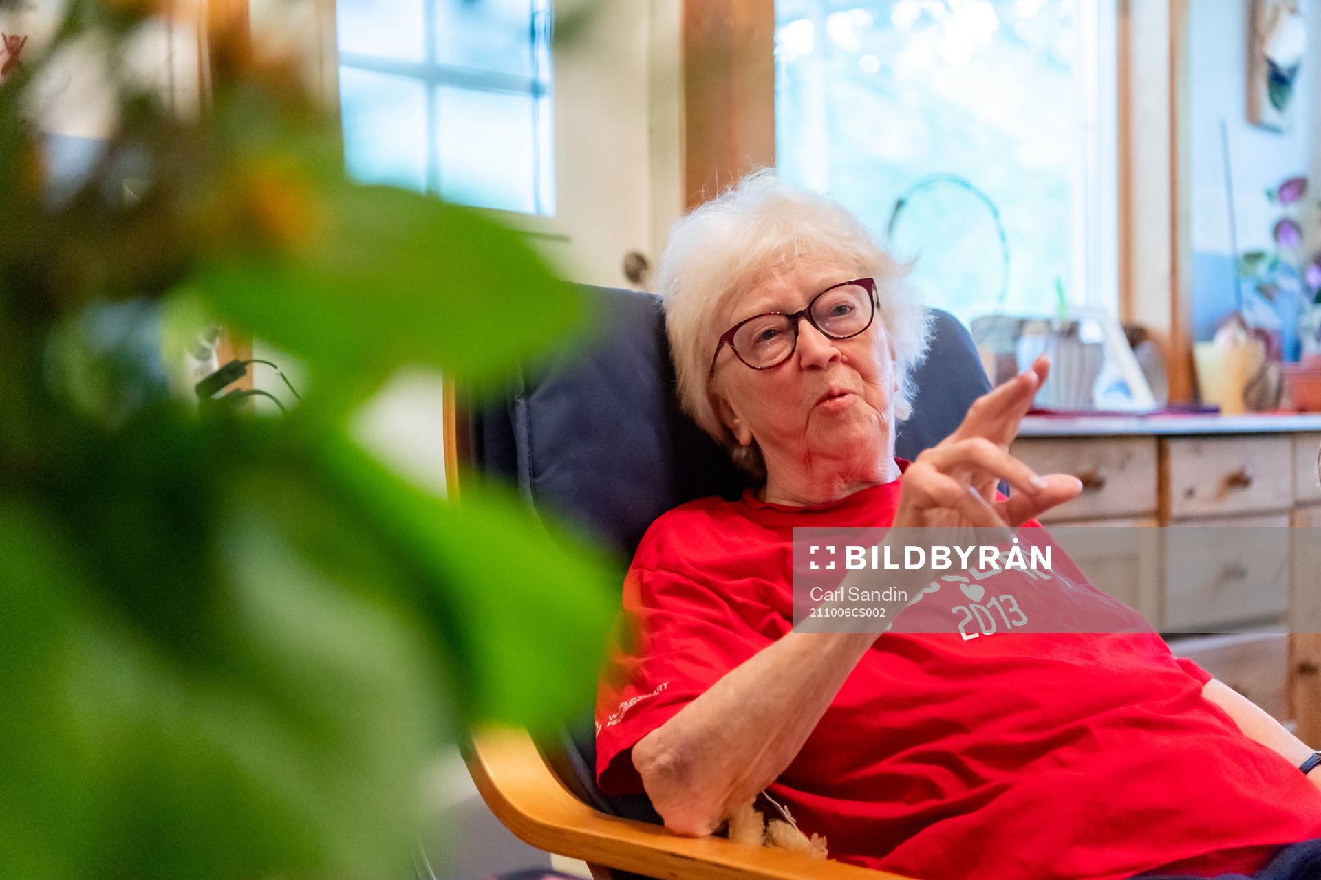 Ingrid Holmgren, f.d fotbollsdomare, blir intervjuad i sitt