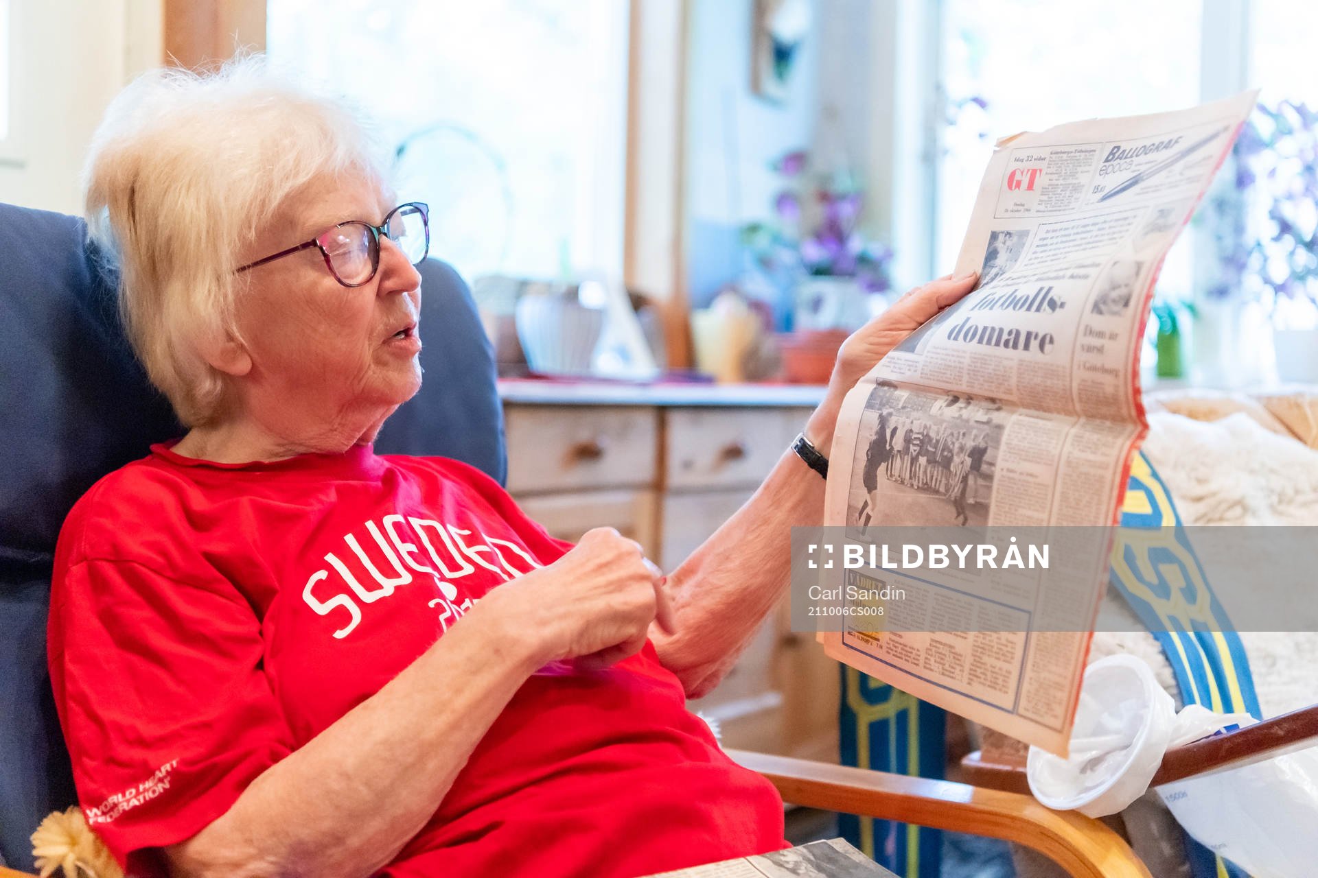 Ingrid Holmgren, f.d fotbollsdomare, visar en tidningssida