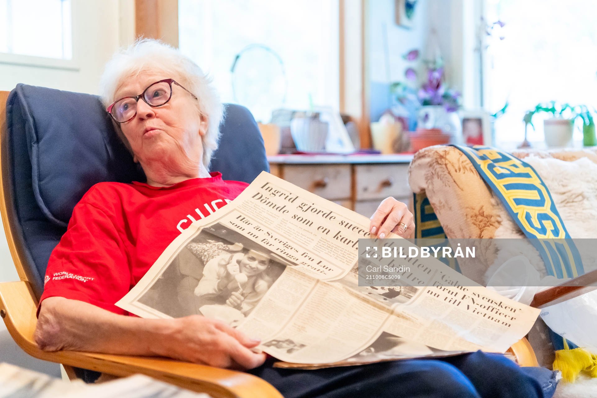 Ingrid Holmgren, f.d fotbollsdomare, visar ett