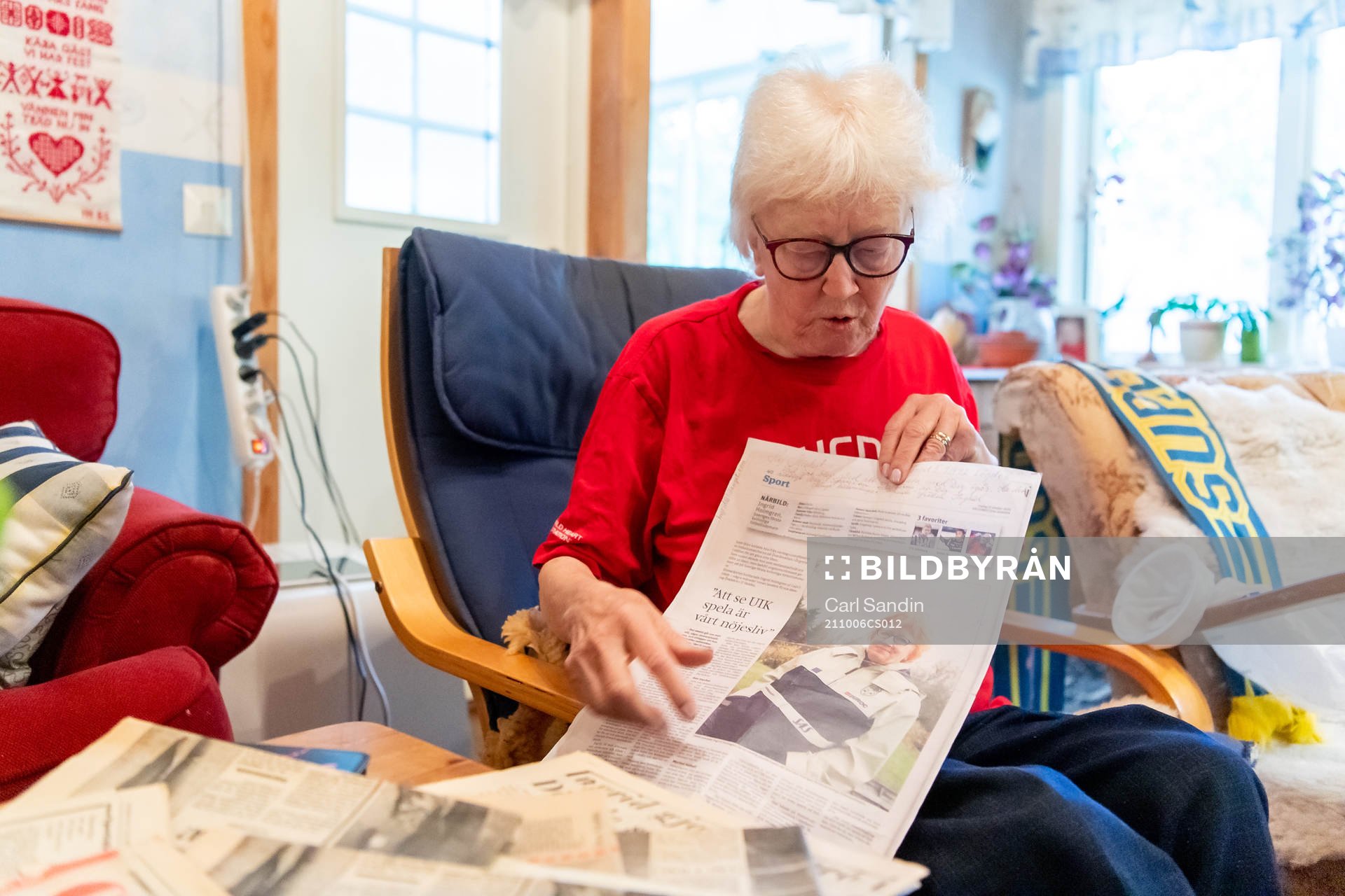 Ingrid Holmgren, f.d fotbollsdomare, visar en tidningssida