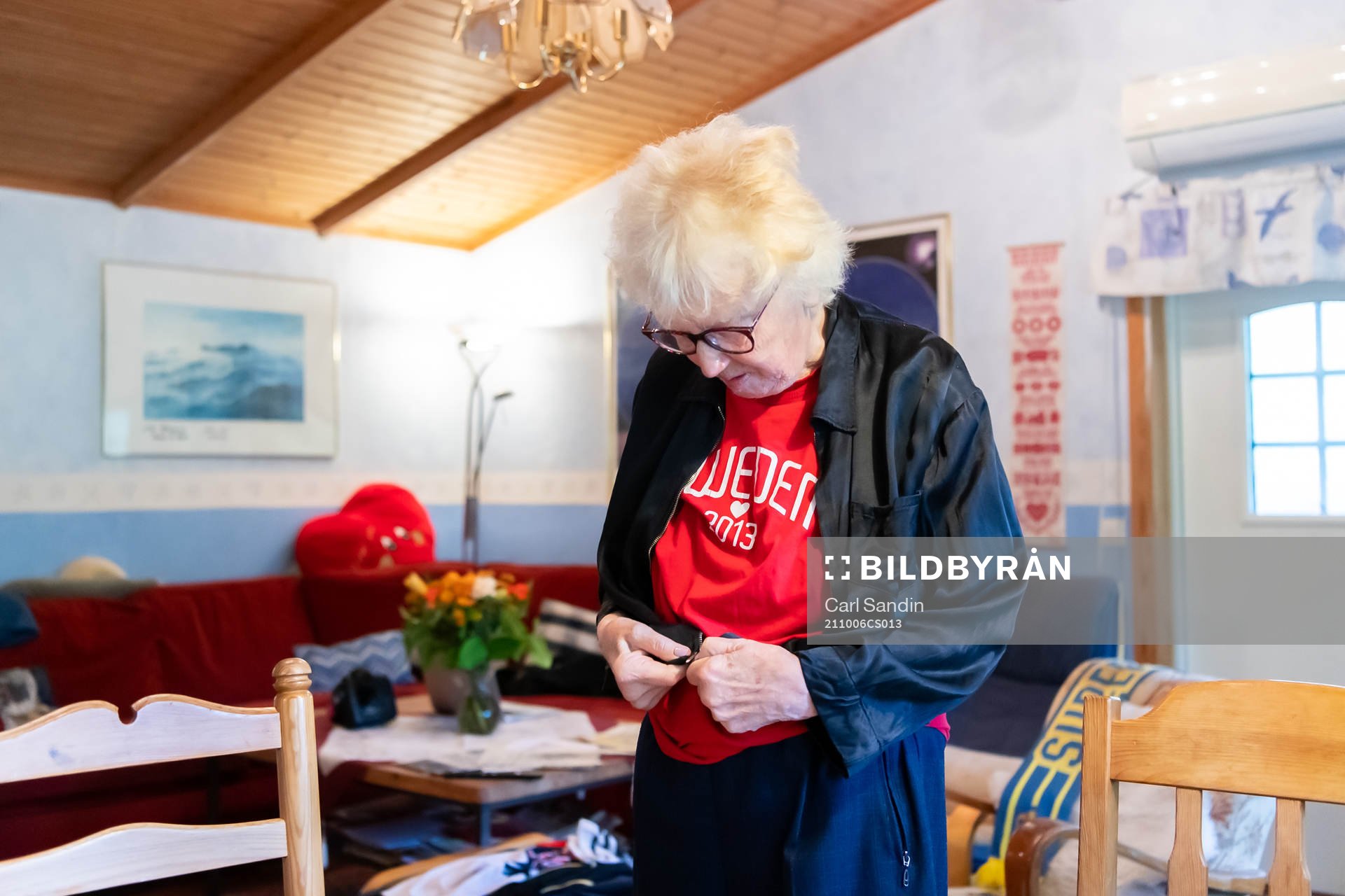 Ingrid Holmgren, f.d fotbollsdomare, tar på sig sin gamla