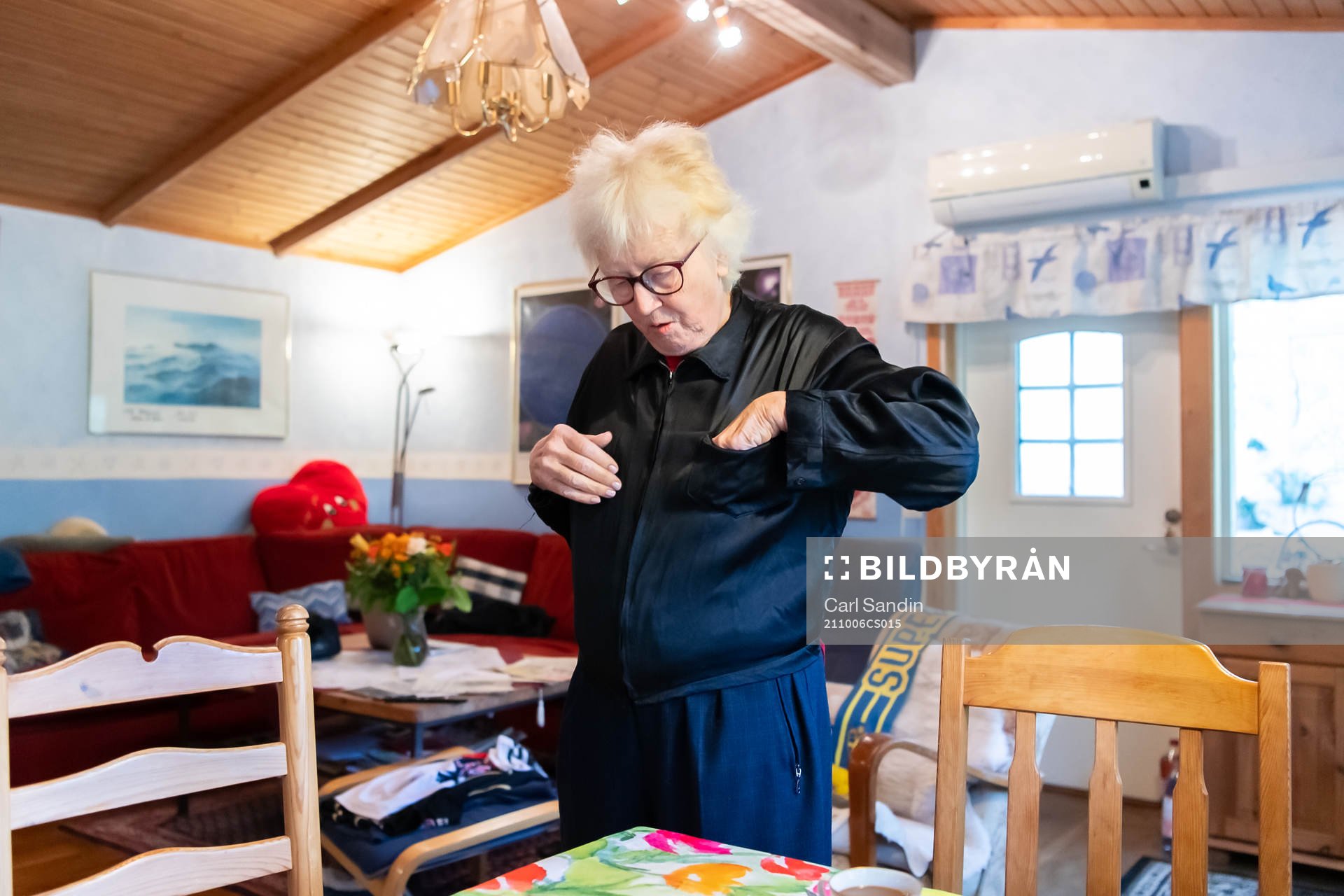 Ingrid Holmgren, f.d fotbollsdomare, tar på sig sin gamla
