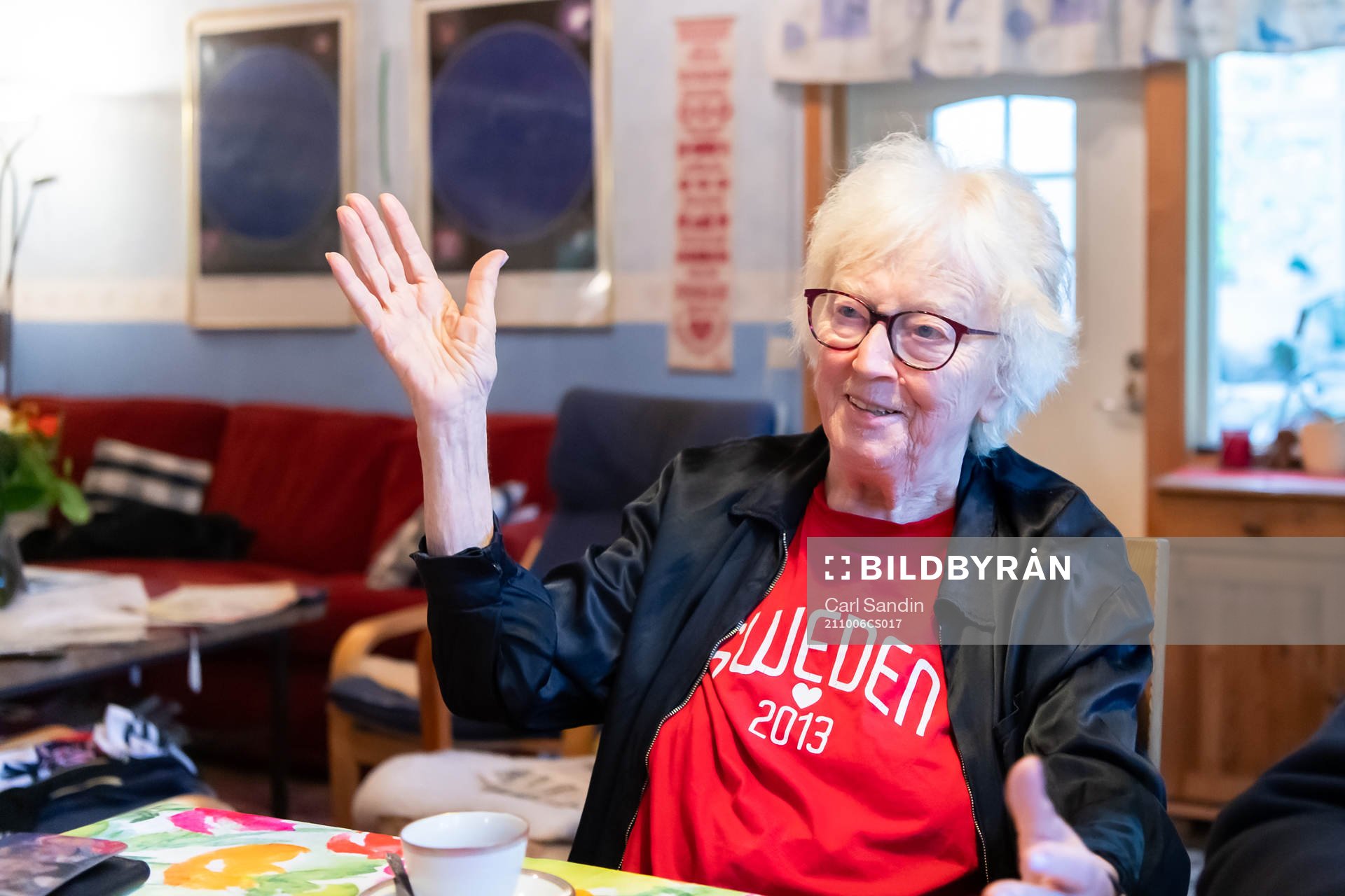 Ingrid Holmgren, f.d fotbollsdomare, blir intervjuad i sitt