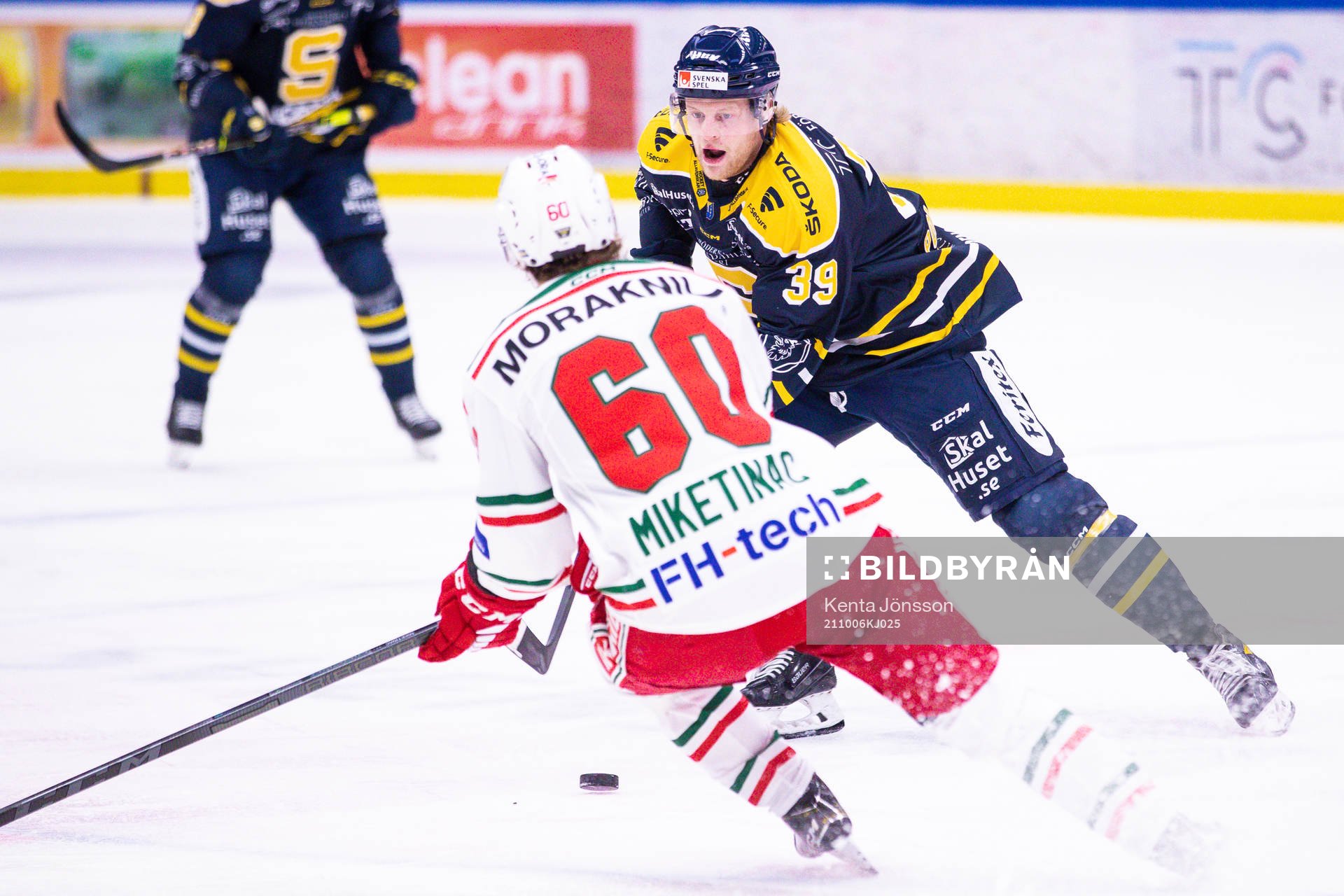Moras Kalle Miketinac och Södertäljes Brett Pollock