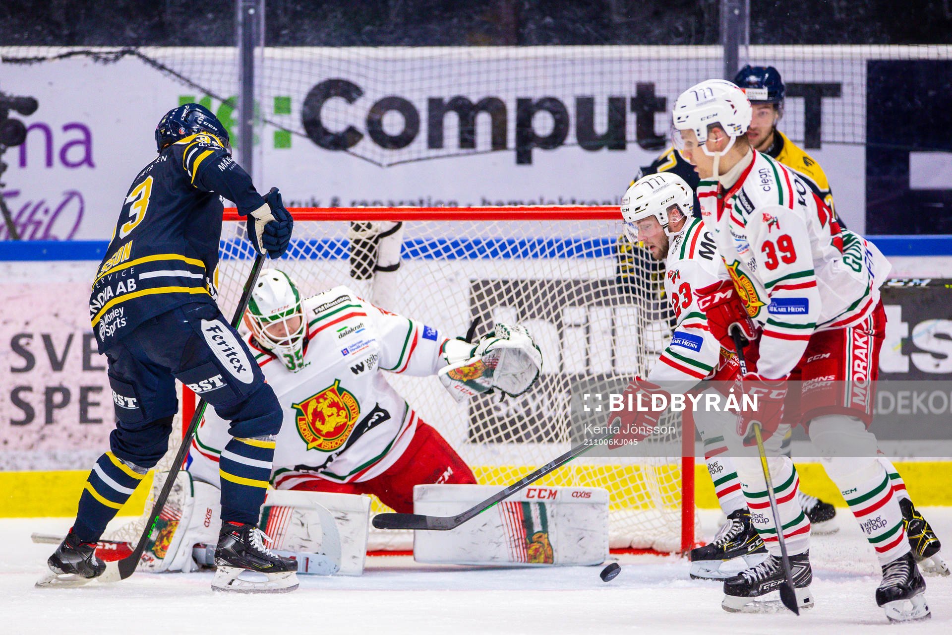 Moras målvakt Matteus Ward med en räddning på en