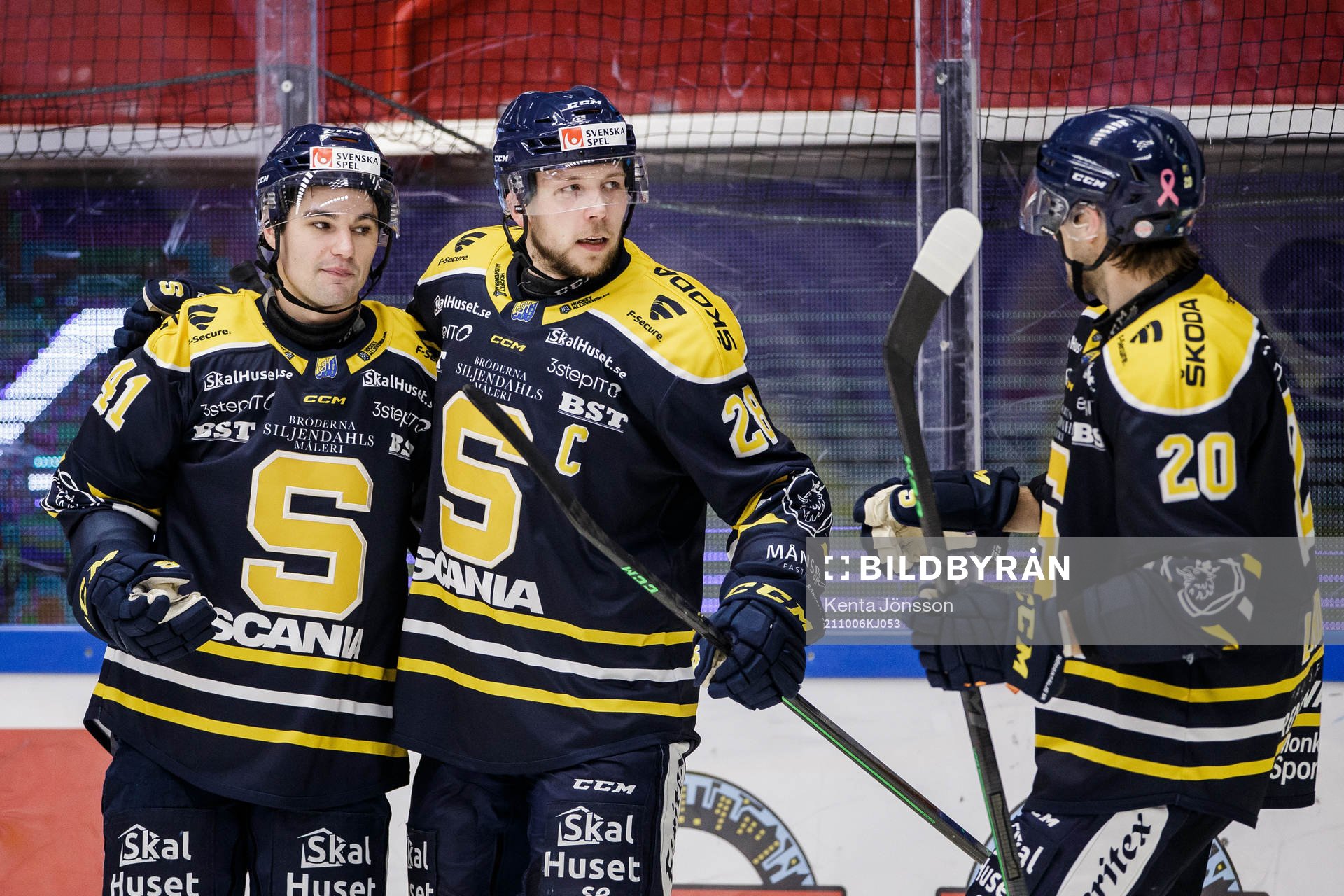 Södertäljes Emil Alba (m) jublaer med Colin Smith och