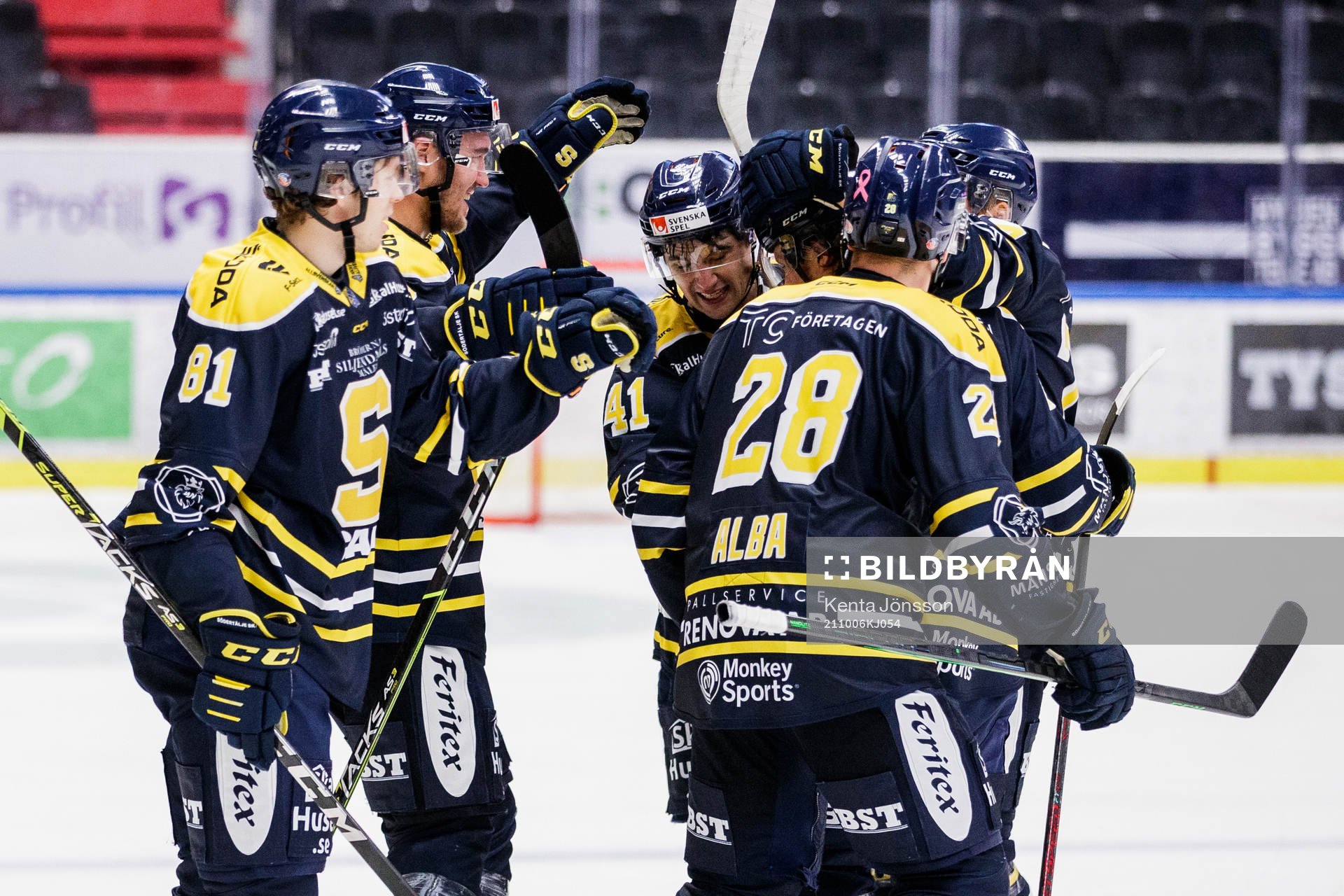Södertäljes Anton Heikkinen jublar med lagkamrater