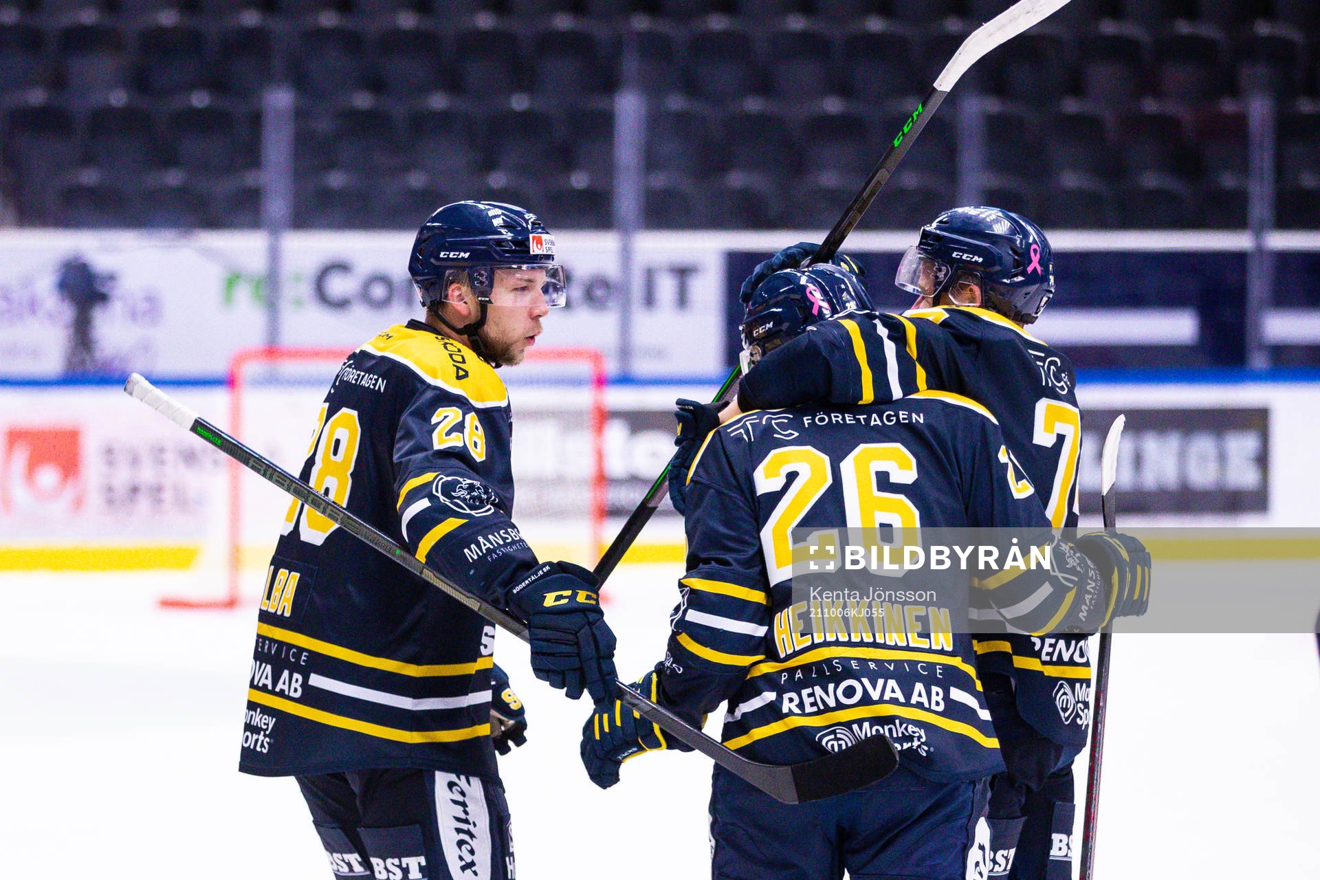 Södertäljes Anton Heikkinen  jublar med Emil Alba (v) och