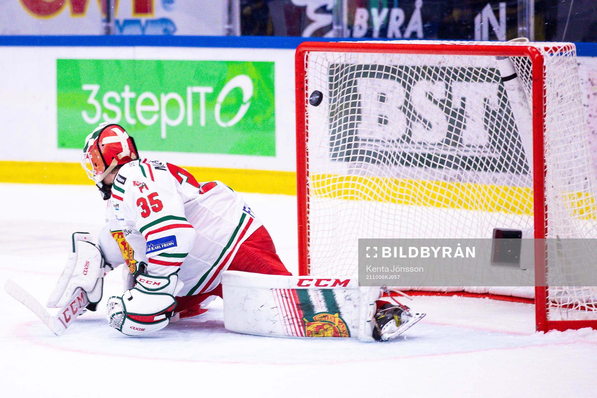 Södertäljes Anton Heikkinen gör 3-2 bakom Moras målvakt