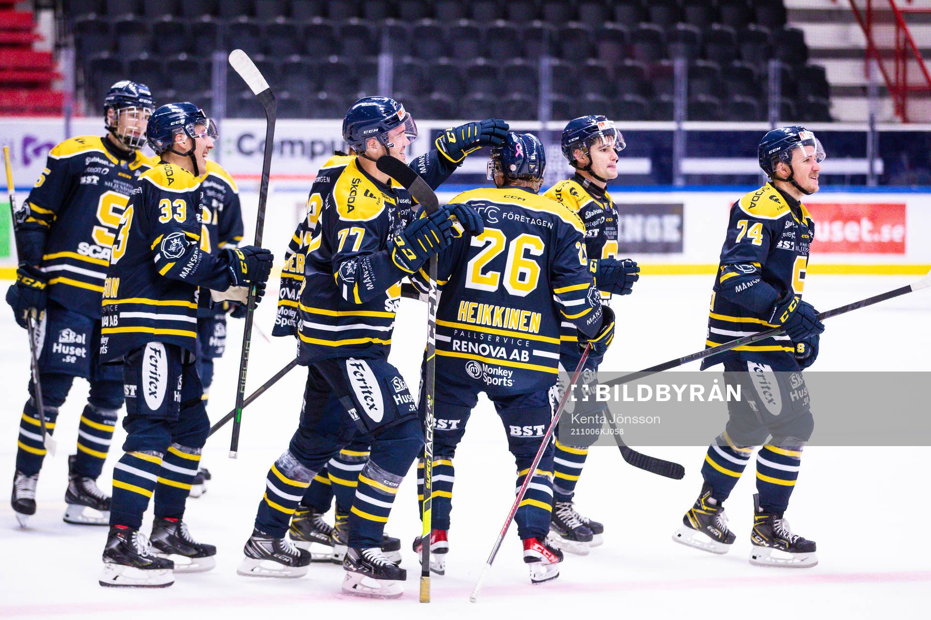 Södertäljes Anton Heikkinen jublar med Felix Olsson,