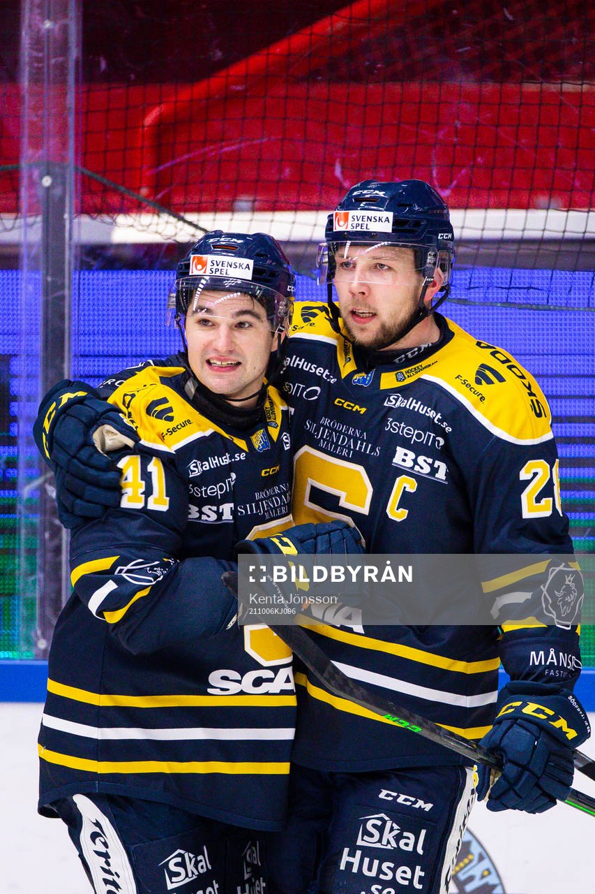 Södertäljes Colin Smith och Emil Alba jublar
