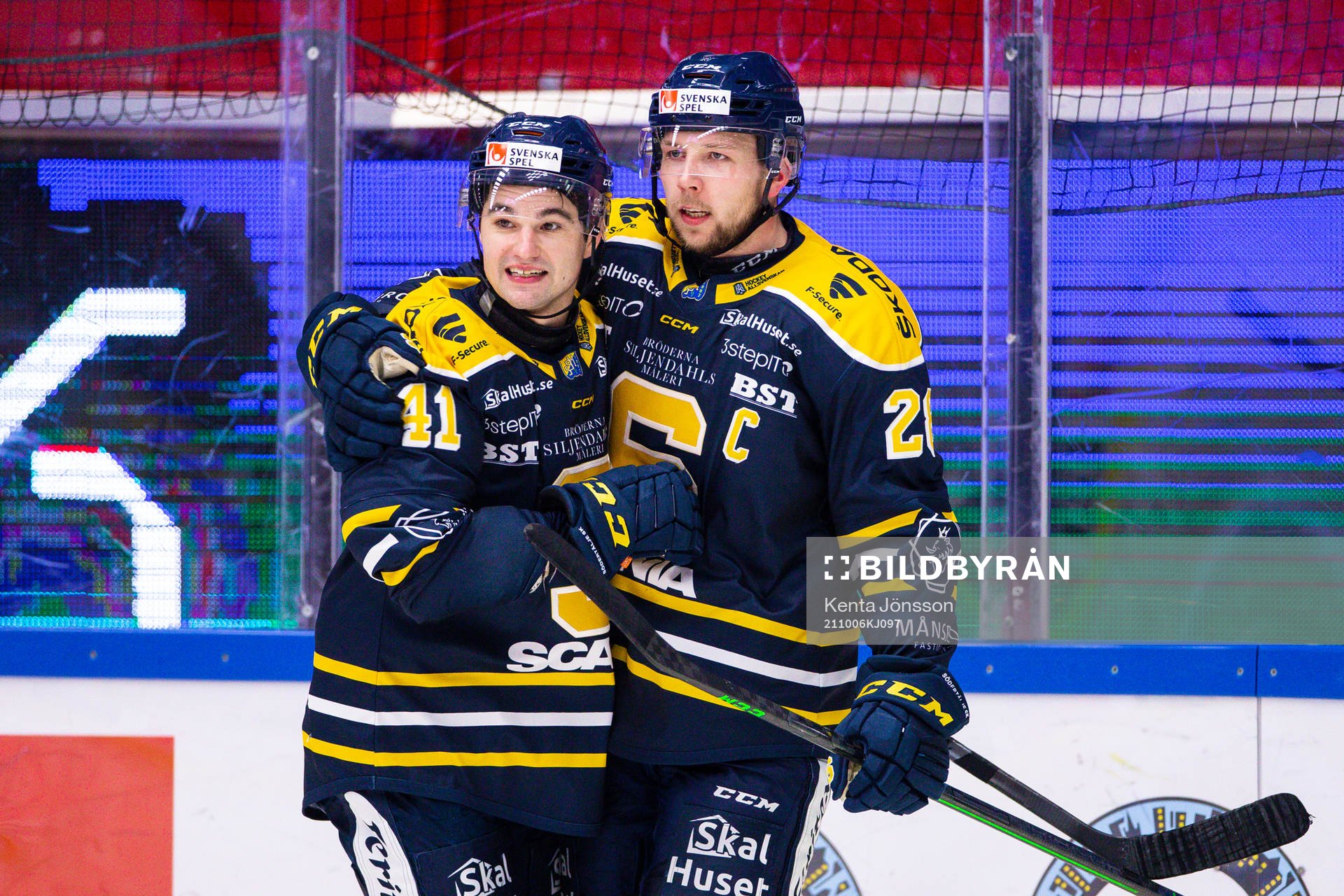 Södertäljes Colin Smith och Emil Alba jublar