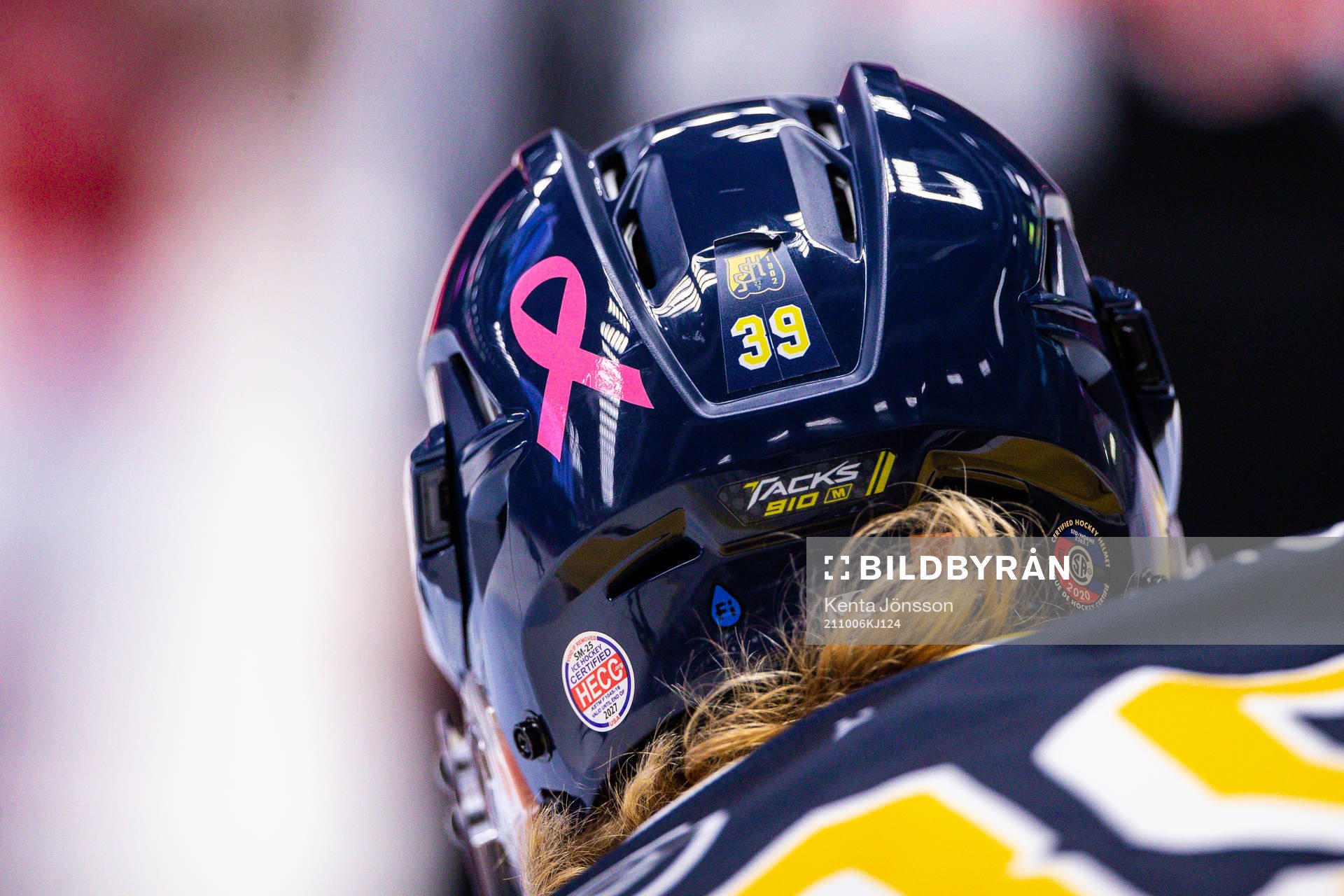 Södertäljes Brett Pollock med Rosa Bandet på hjälmen