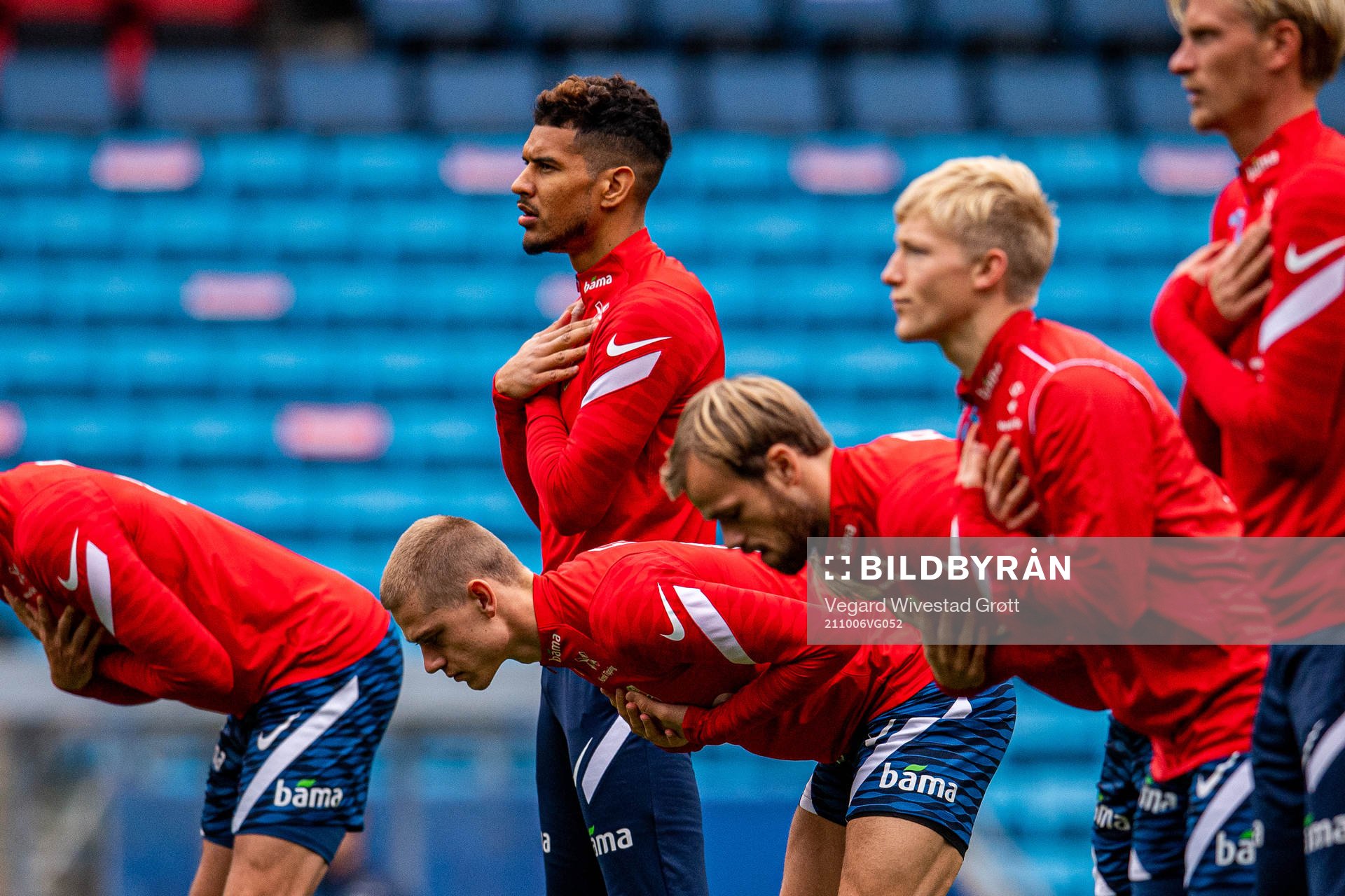 Ohi Omoijuanfo and players of the Norwegian national