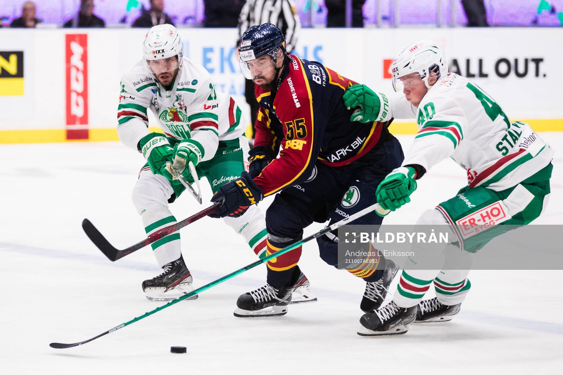 Rögles Mattias Sjögren och Oskar Stål Lyrenäs i kamp om