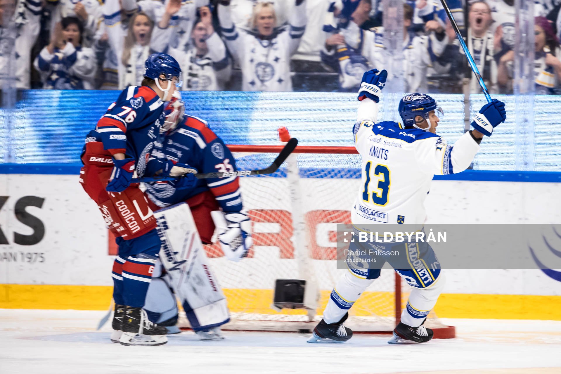 Leksands Jon Knuts jublar framför Oskarshamns målvakt Joe