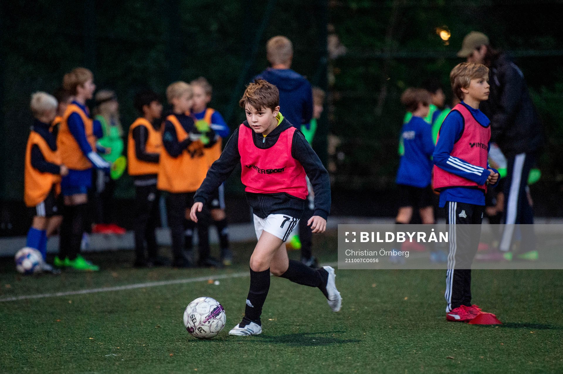 Luca Glasnovic, 10, tränar med lagkamraterna i Lilla Torg