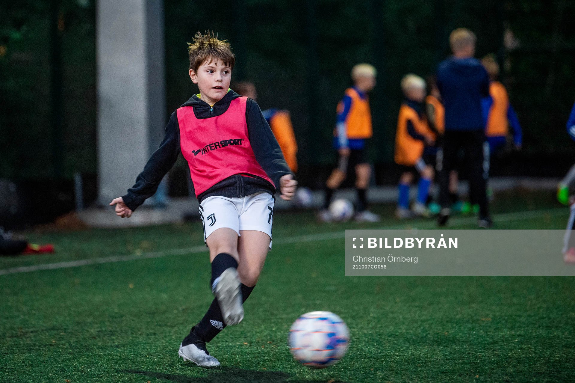 Luca Glasnovic, 10, tränar med lagkamraterna i Lilla Torg
