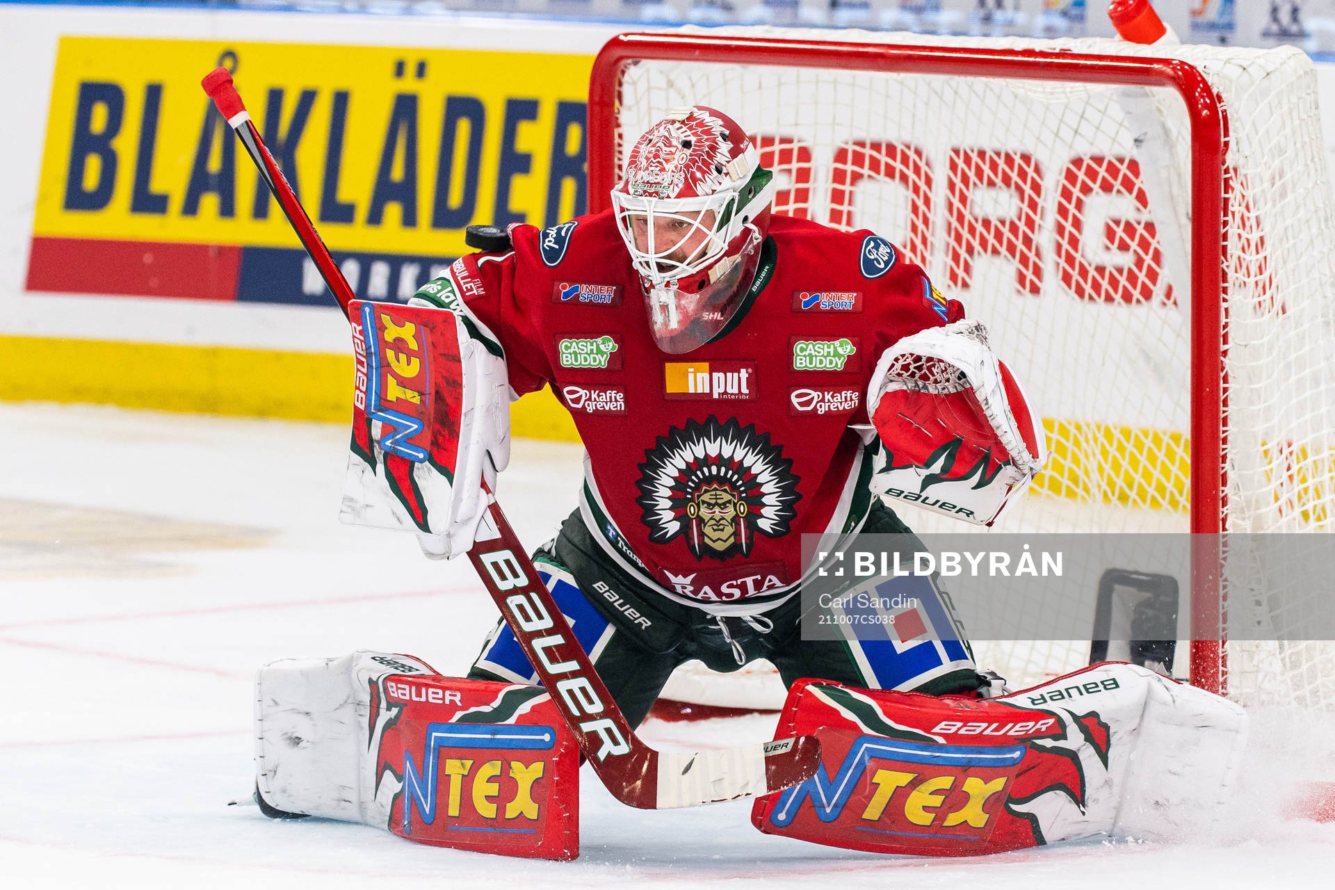 Färjestads Marcus Nilsson (ej i bild) gör 4-4 bakom