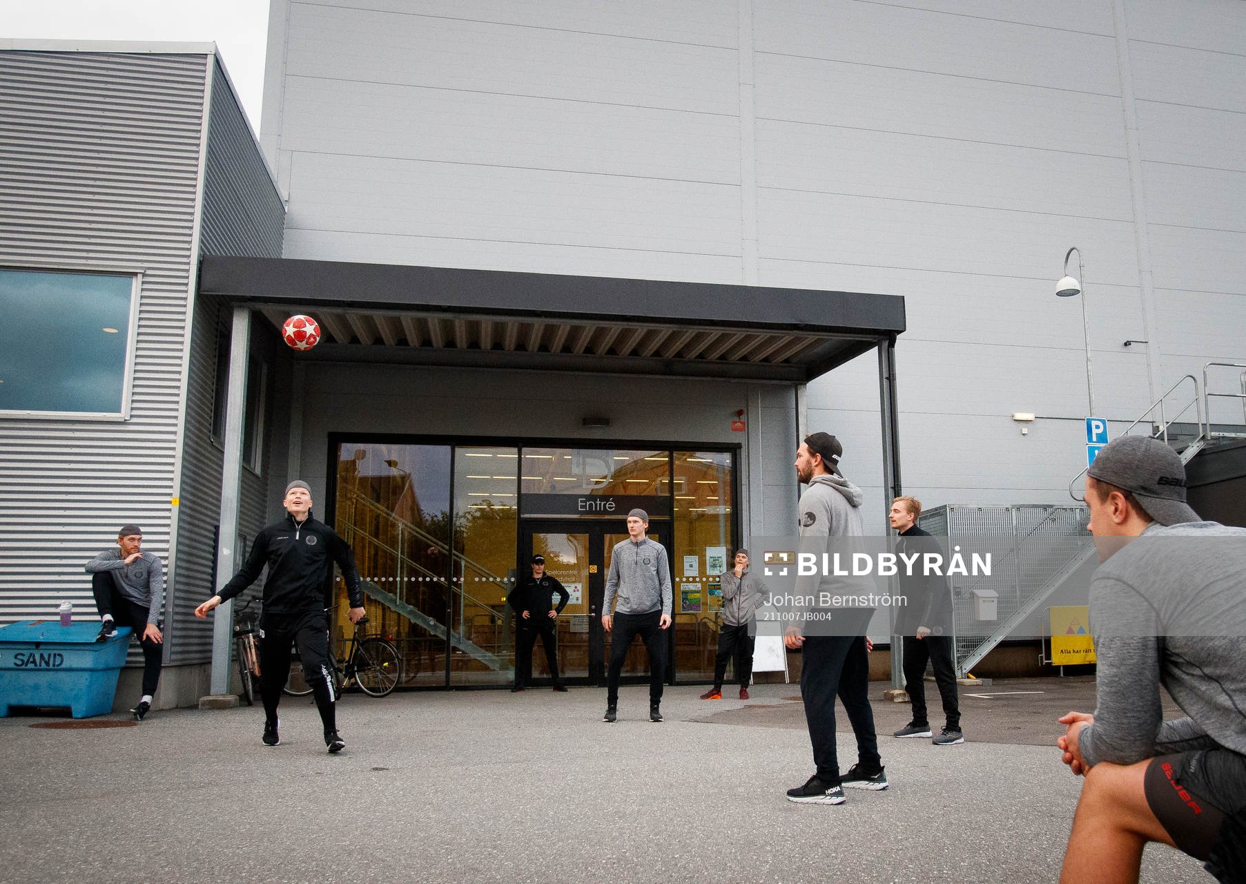 Brynässpelarna värmer upp med fotboll