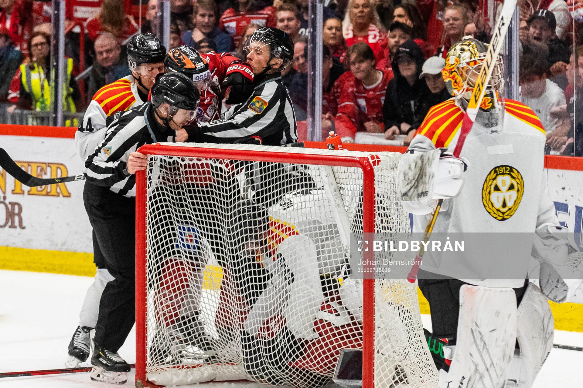 Brynäs Simon Bertilsson och Örebros Miikka Salomäki i