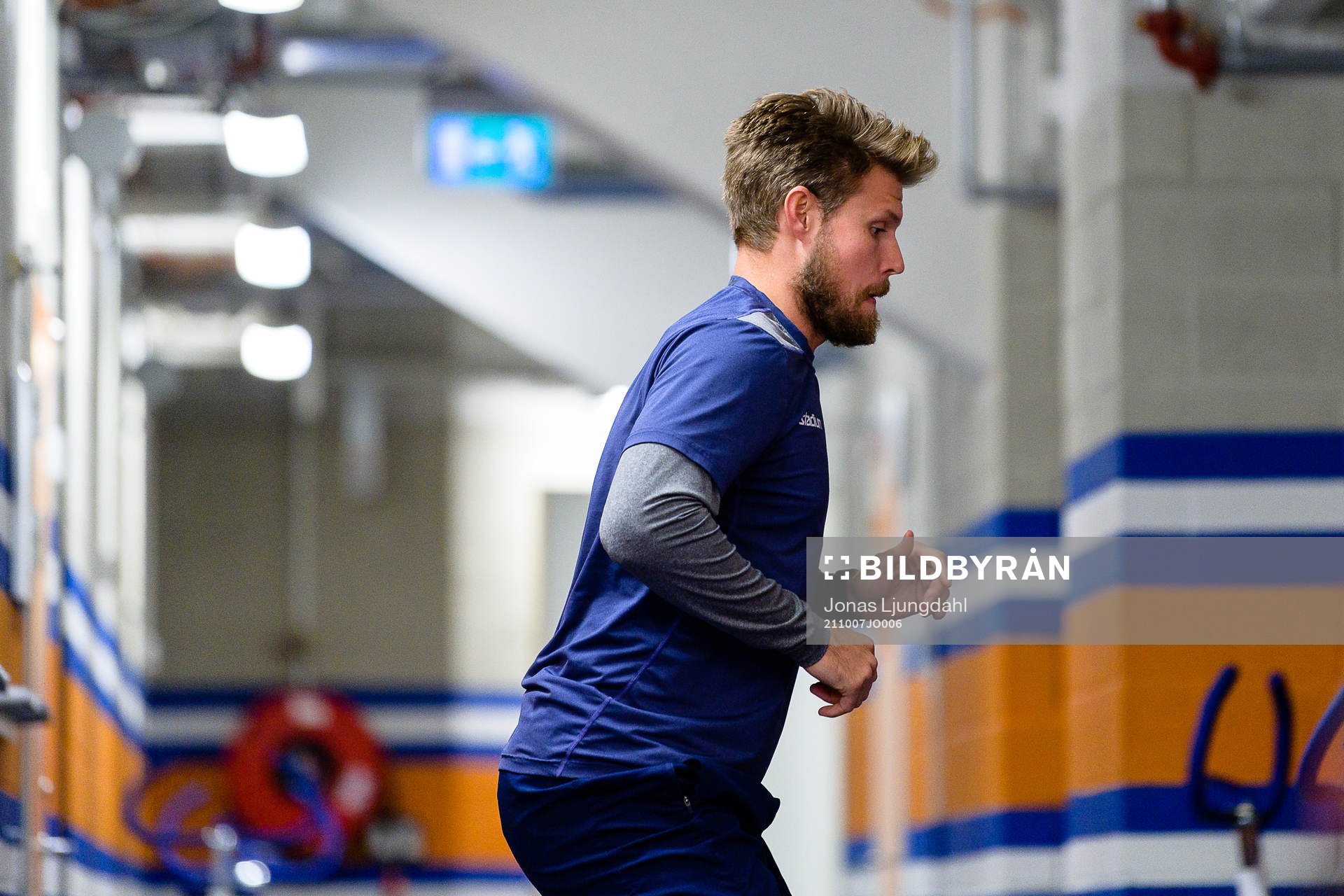 Linköpings Alexander Johansson värmer upp före
