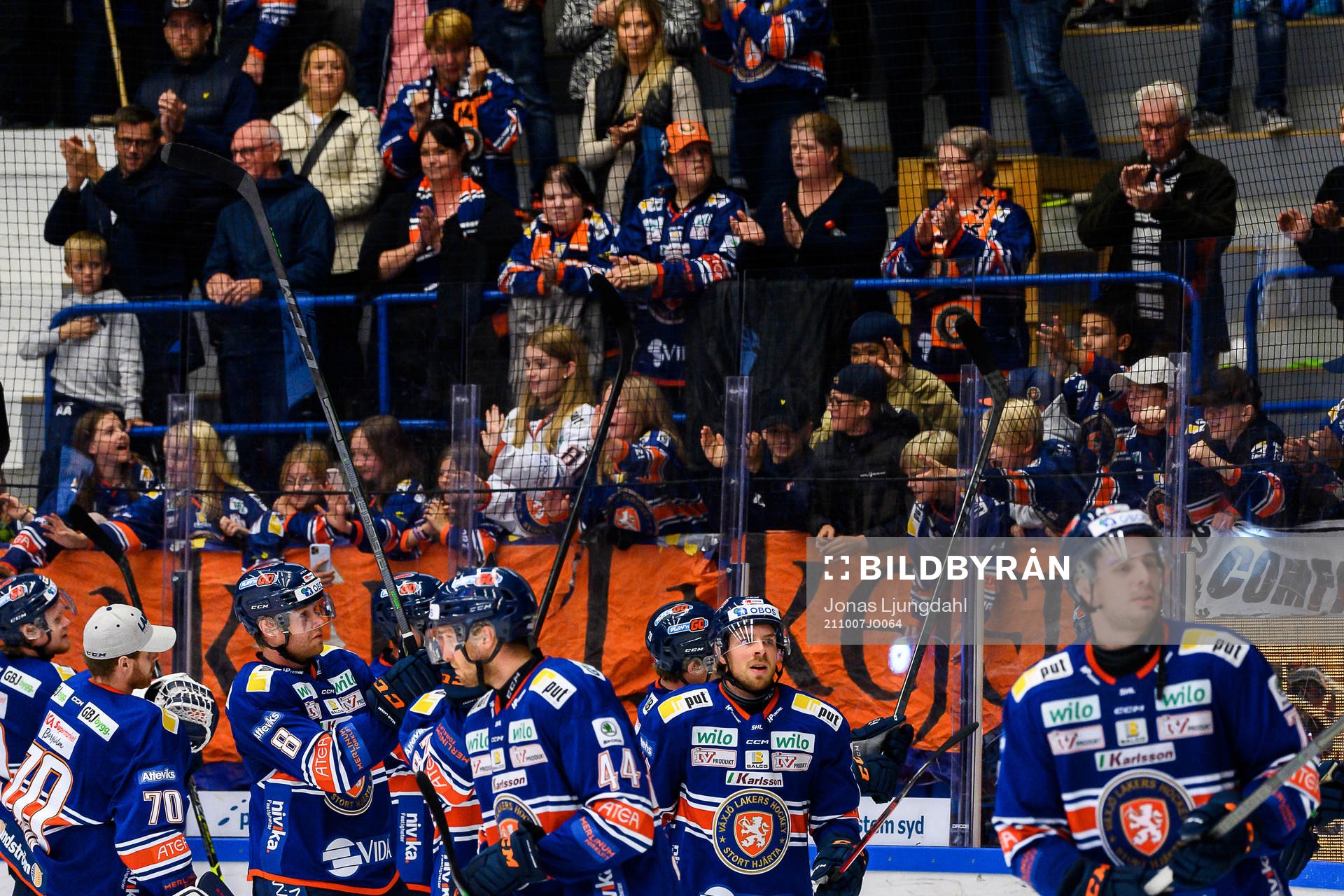 Växjös spelare jublar framför fansen