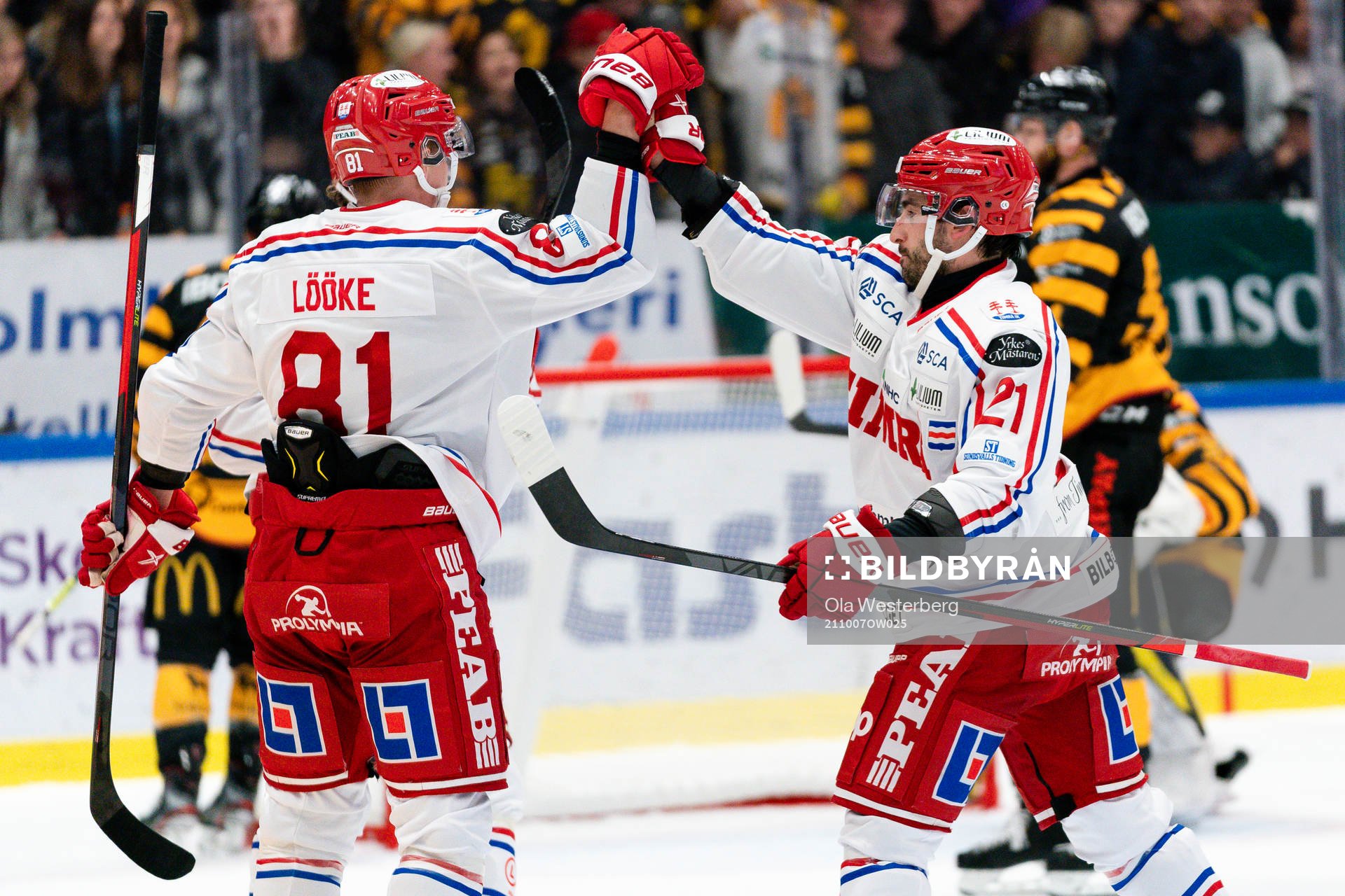 Timrås Jens Lööke och Joey LaLeggia jublar