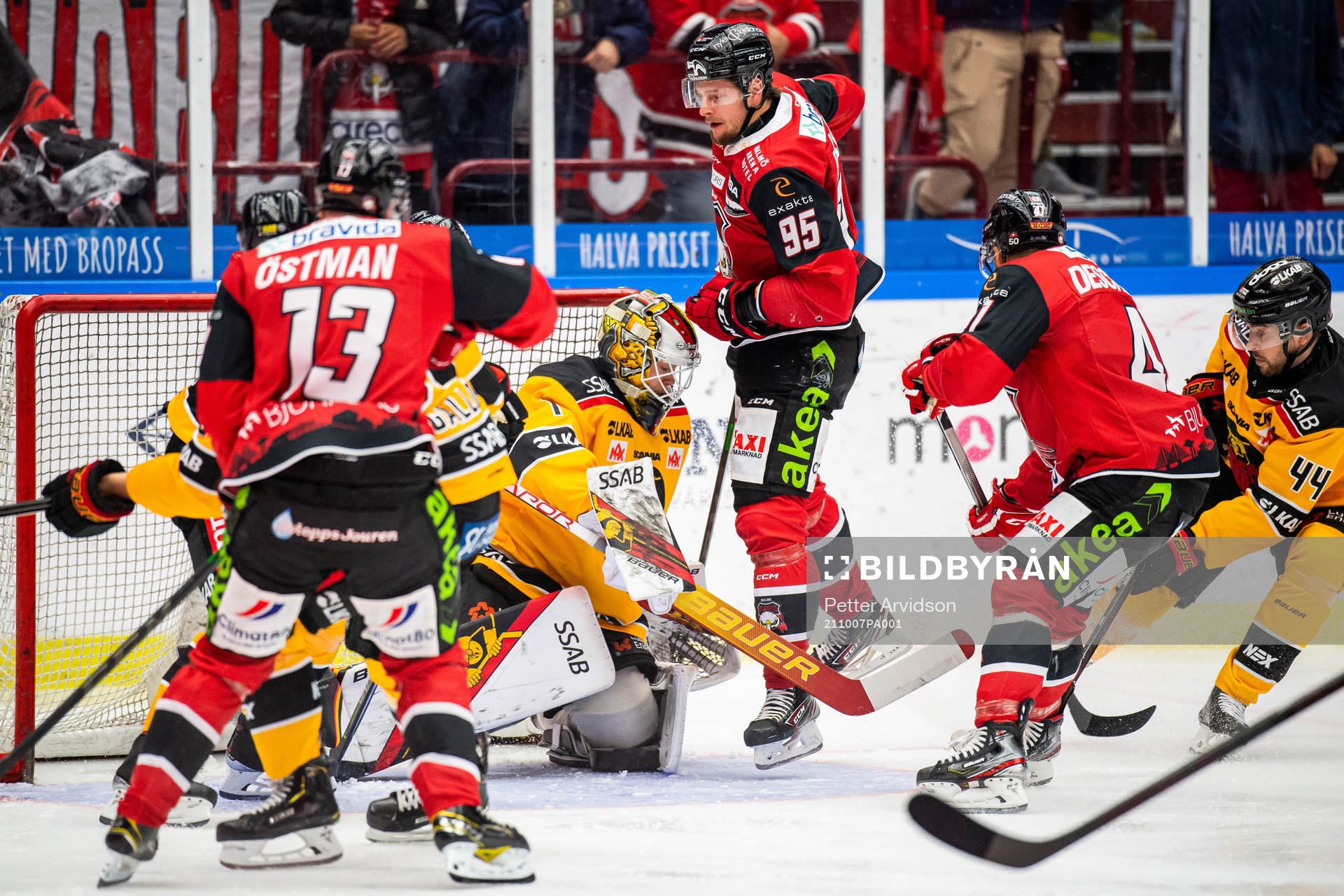 Malmö Redhawks Carl Persson oroar framför Luleås