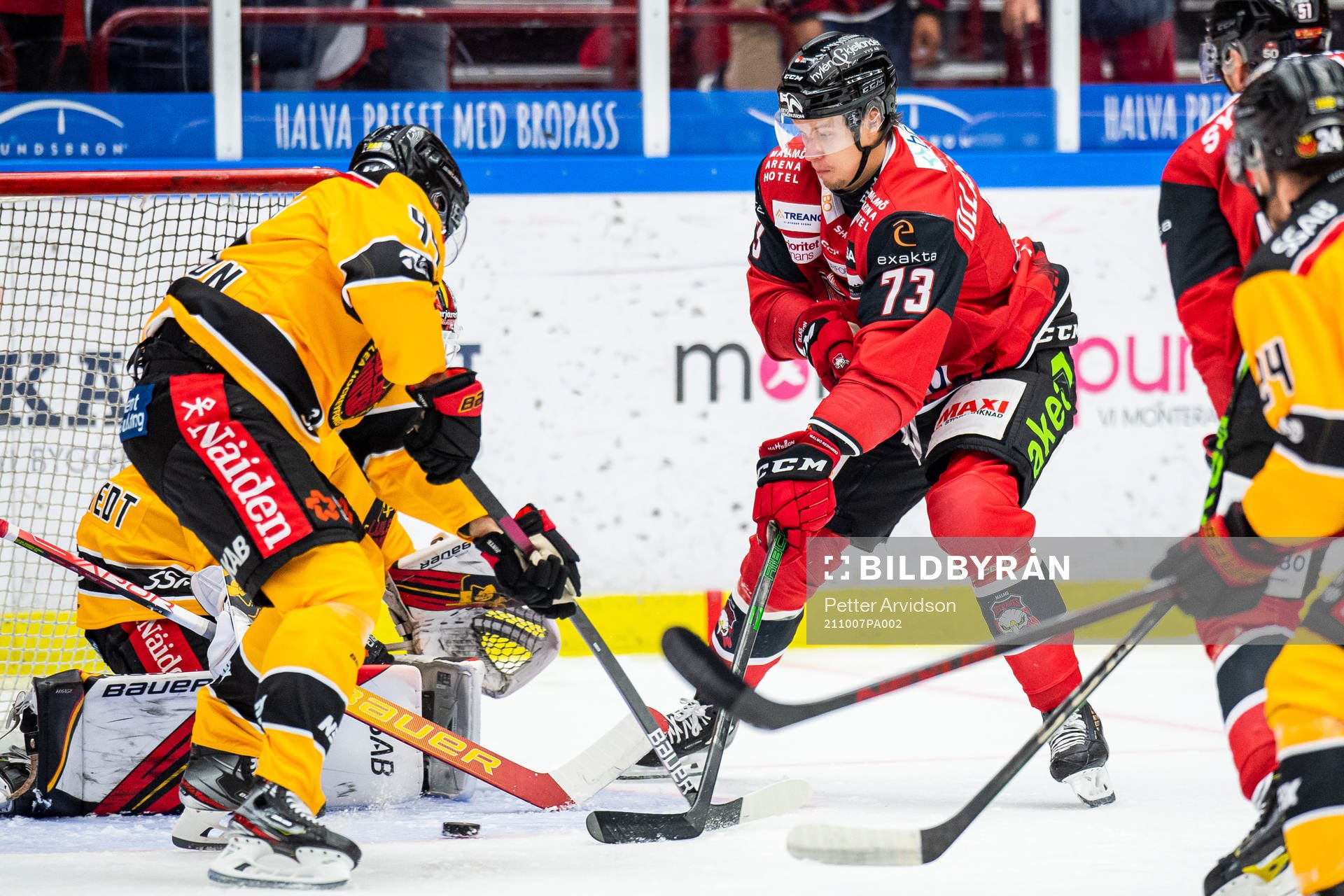 Malmö Redhawks Adam Ollas Mattsson och Luleås målvakt