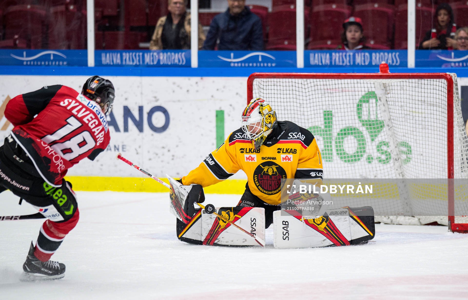 Malmö Redhawks Marcus Sylvegård skjuter mot Luleås