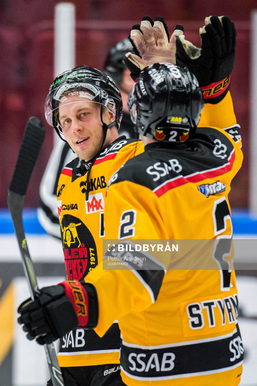 Luleås Juhani Tyrväinen jublar med Fredrik Styrman