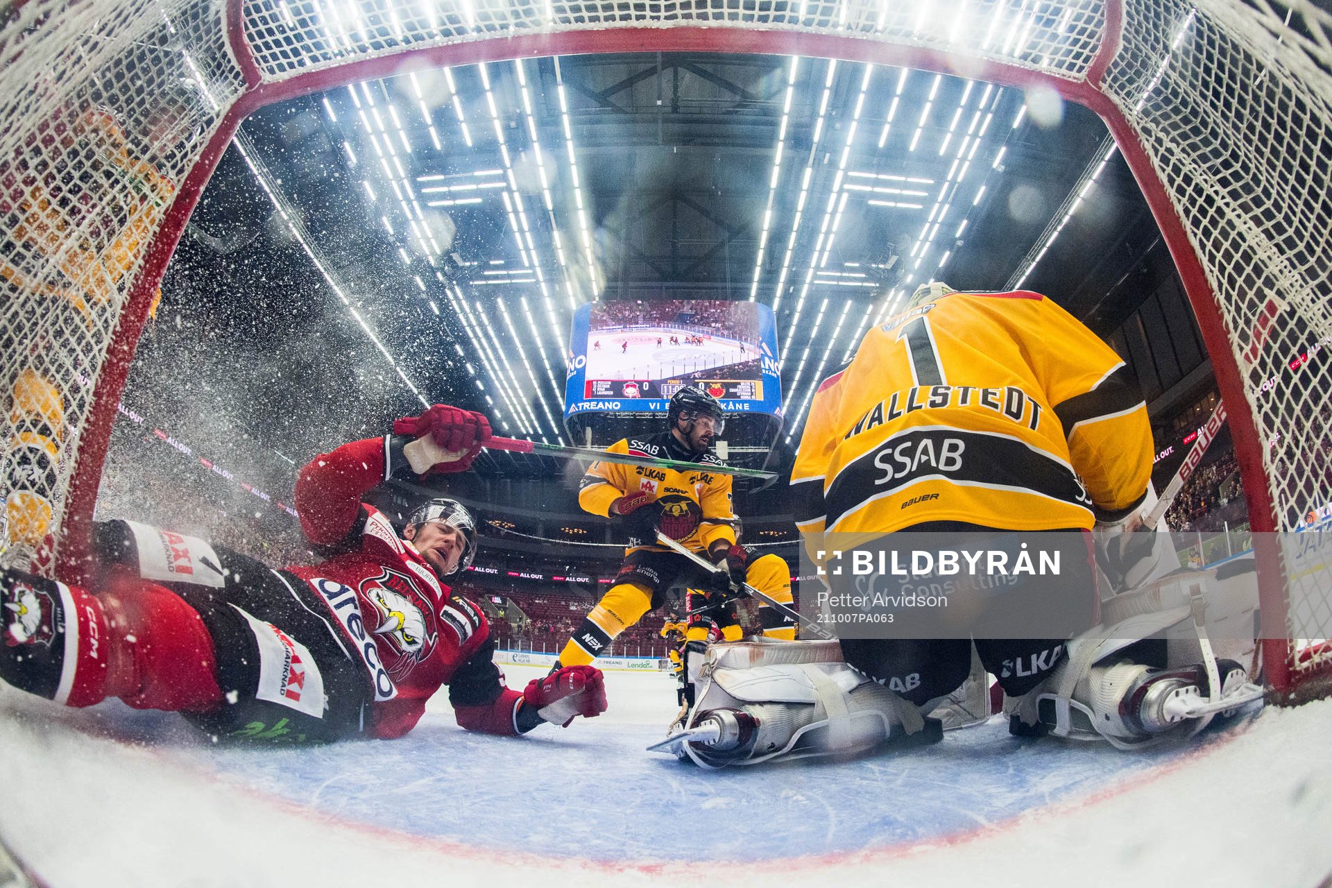 Malmö Redhawks Carl Persson kraschar in i stolpen bredvid