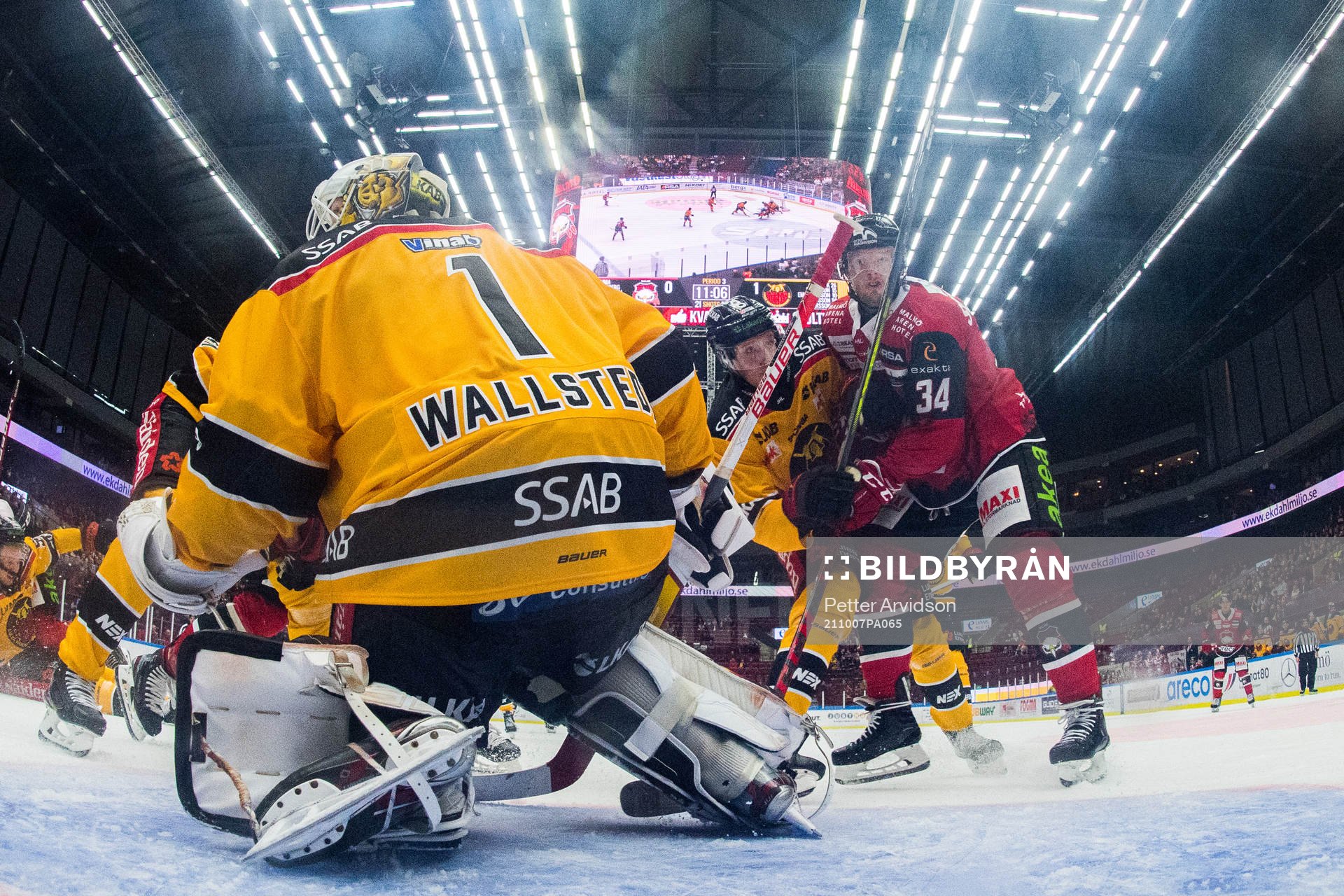 Malmö Redhawks Carl Söderberg oroar mot Luleås målvakt